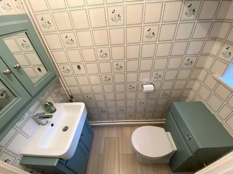 Redhill Town Centre 3 bed House near Gatwick Airport, easy commute to London