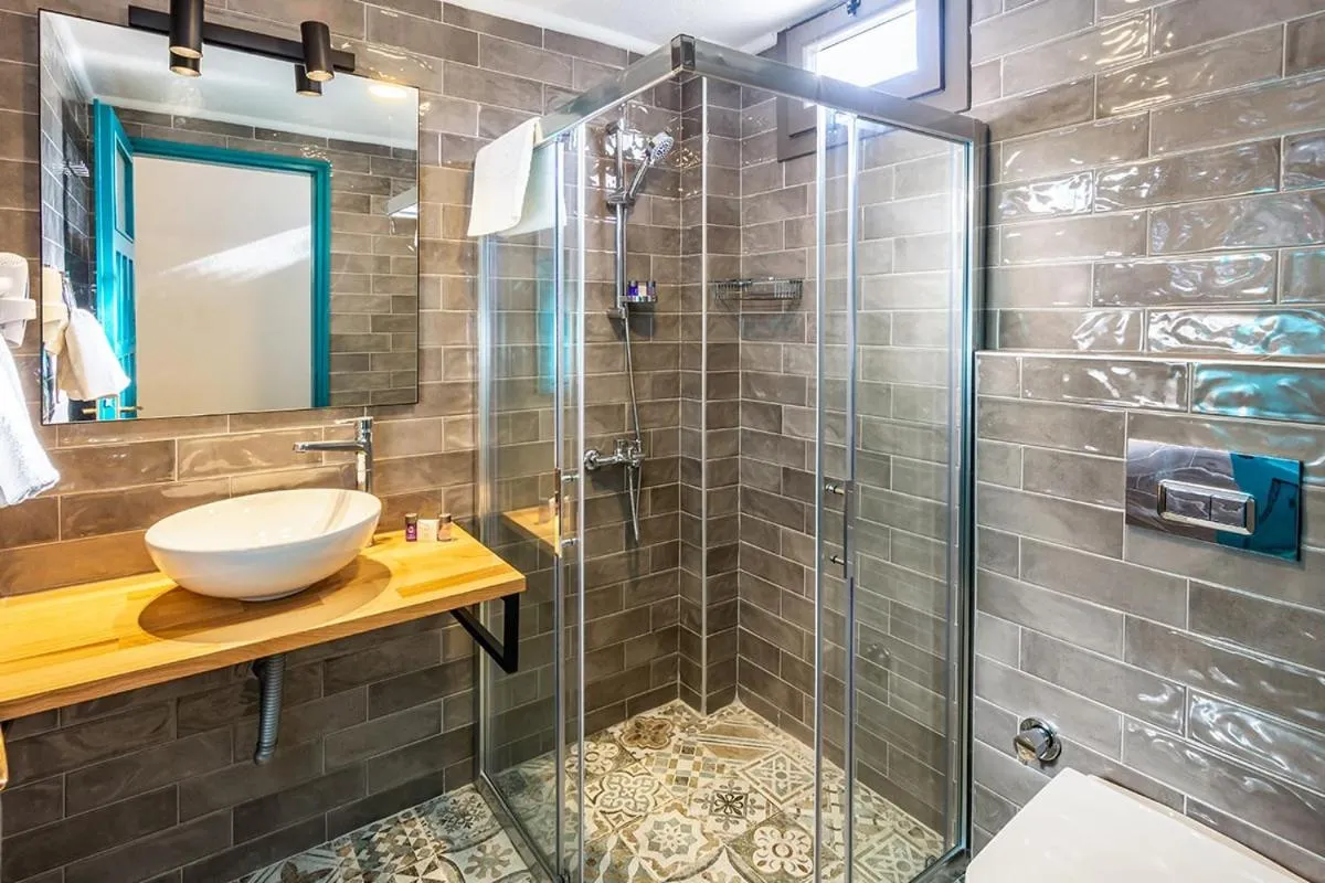 Shower in Avlu Otel Palamutbükü