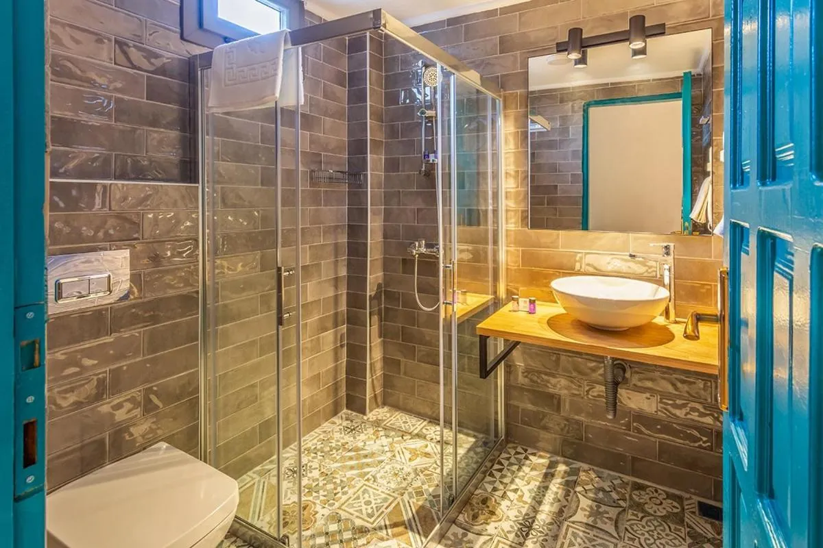 Shower in Avlu Otel Palamutbükü