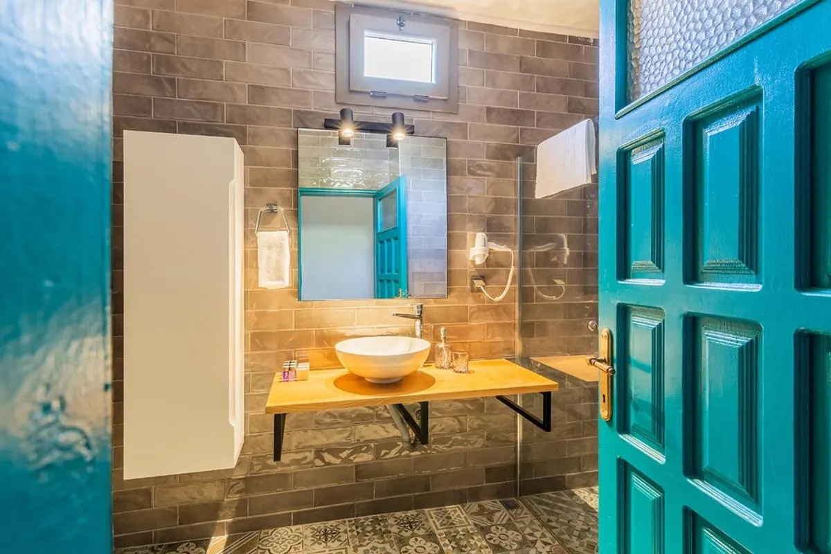 Shower in Avlu Otel Palamutbükü