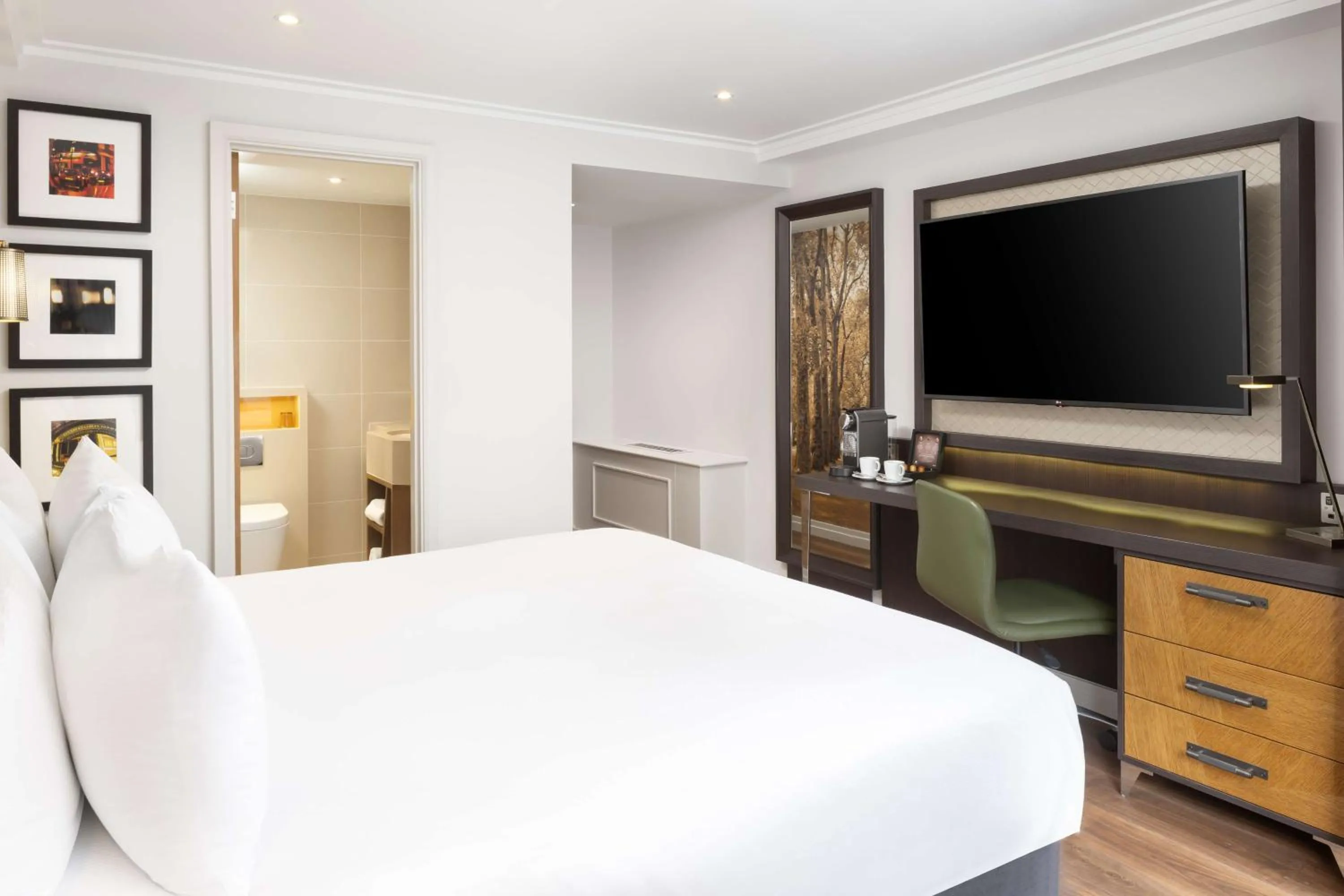 Bedroom, Bed in DoubleTree by Hilton London - Hyde Park