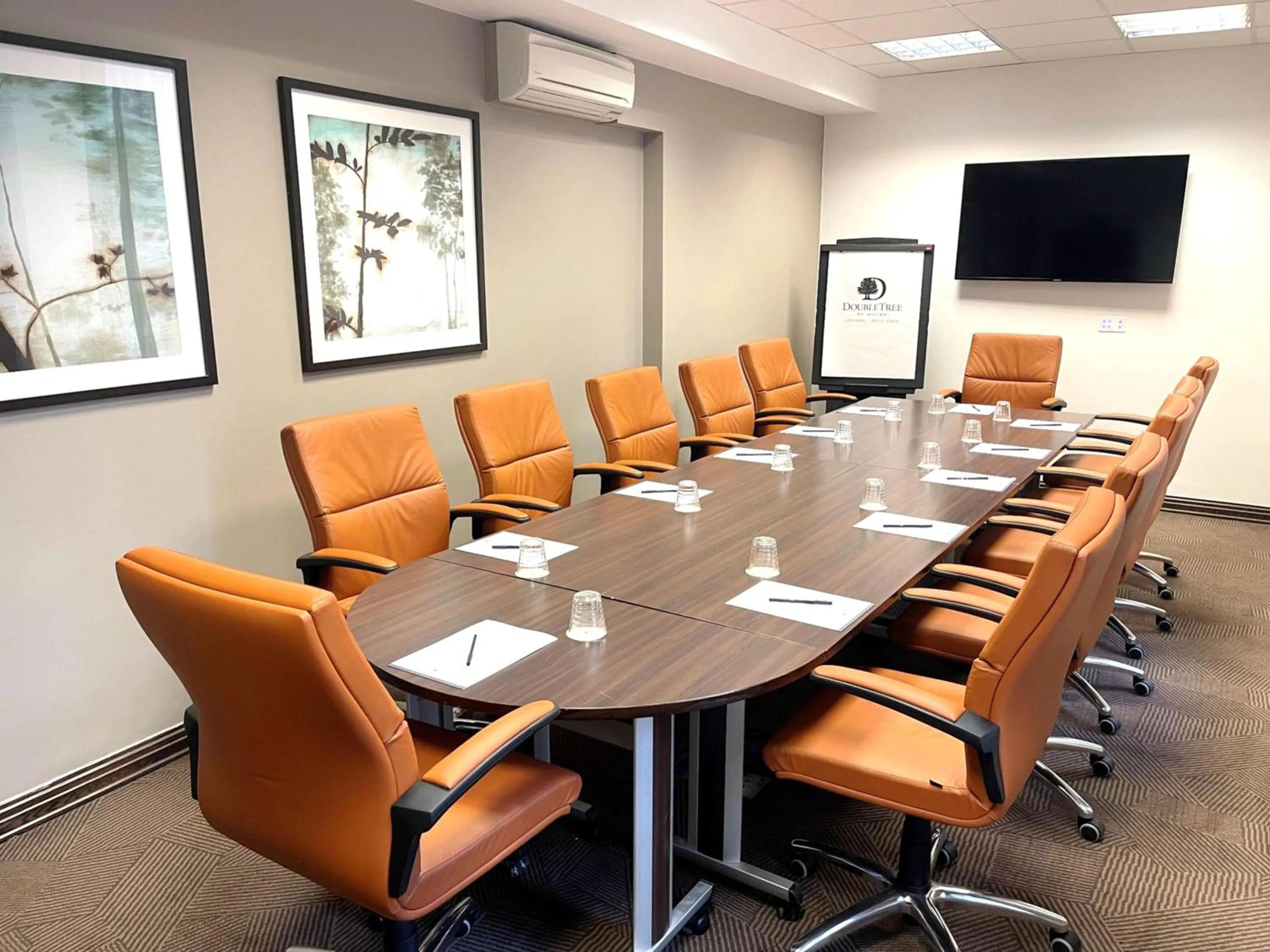 TV and multimedia in DoubleTree by Hilton London - Hyde Park