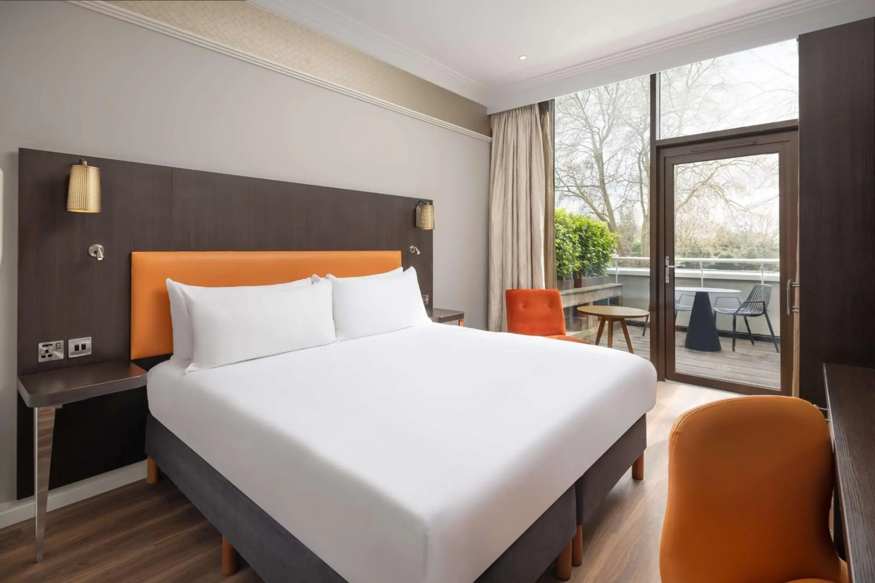 Deluxe King Room with Balcony in DoubleTree by Hilton London - Hyde Park Deluxe King Room with Balcony in DoubleTree by Hilton London - Hyde Park