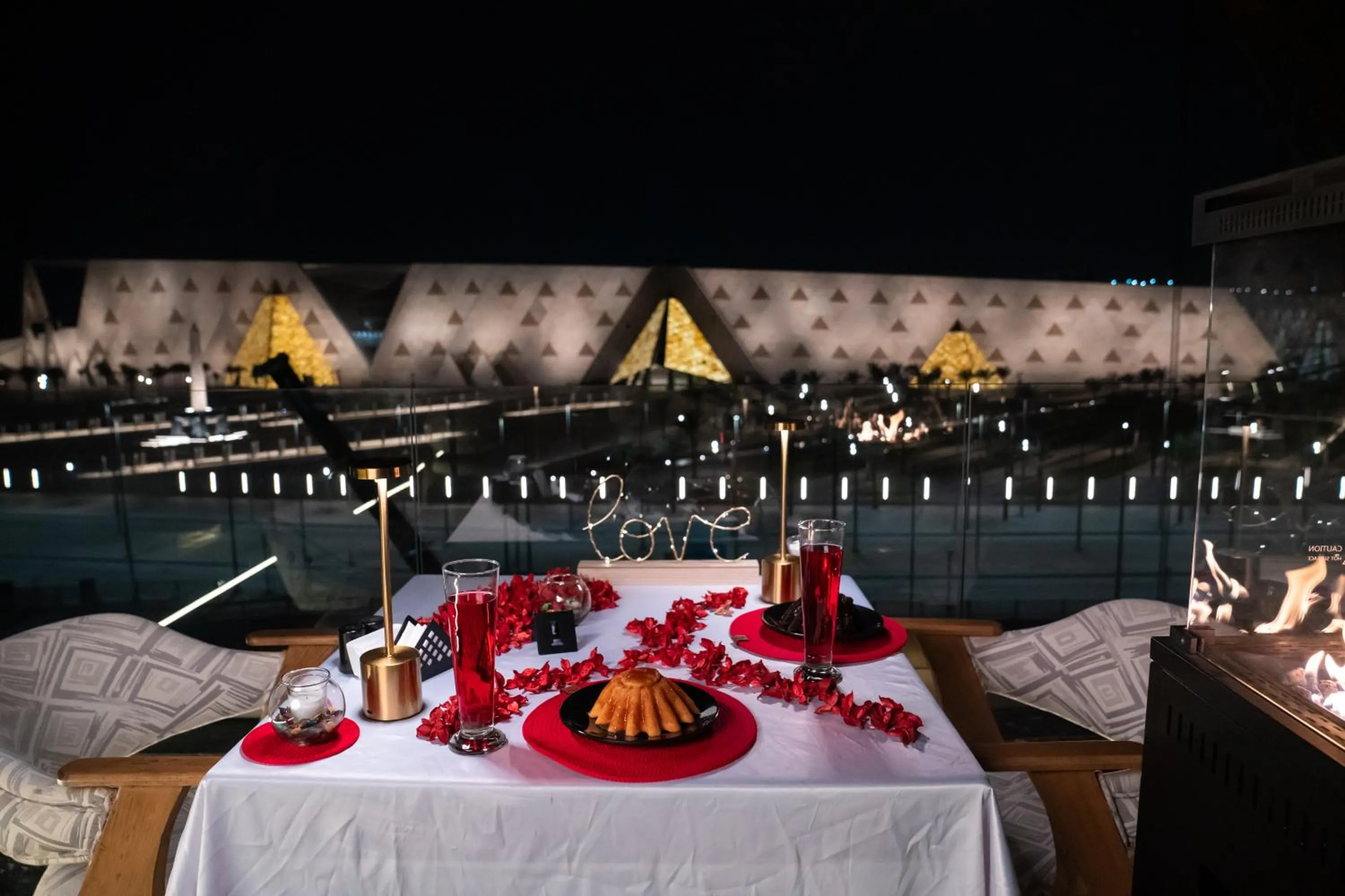 Restaurant/places to eat in Royal Great Pyramid INN