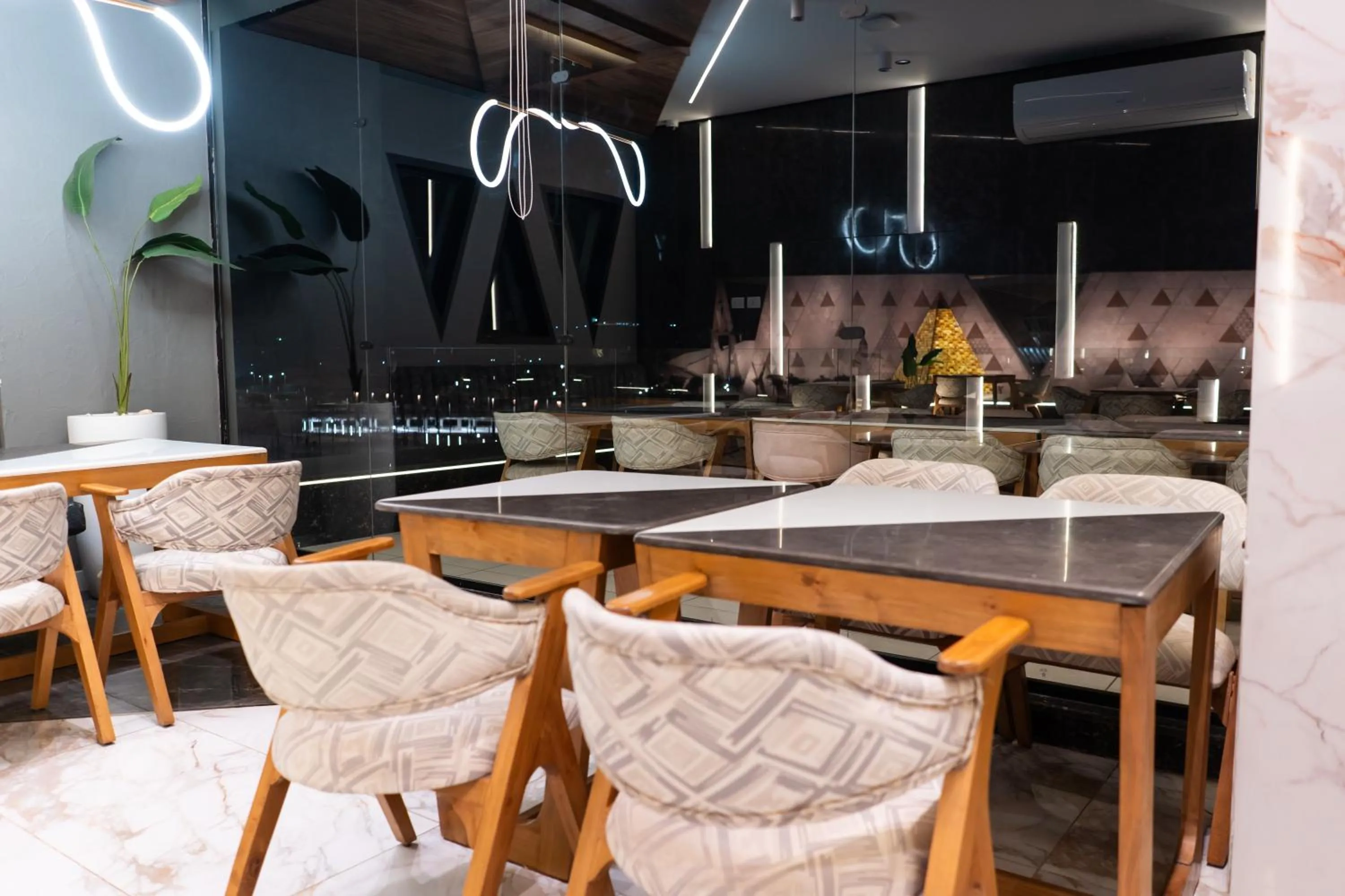 Restaurant/places to eat in Royal Great Pyramid INN