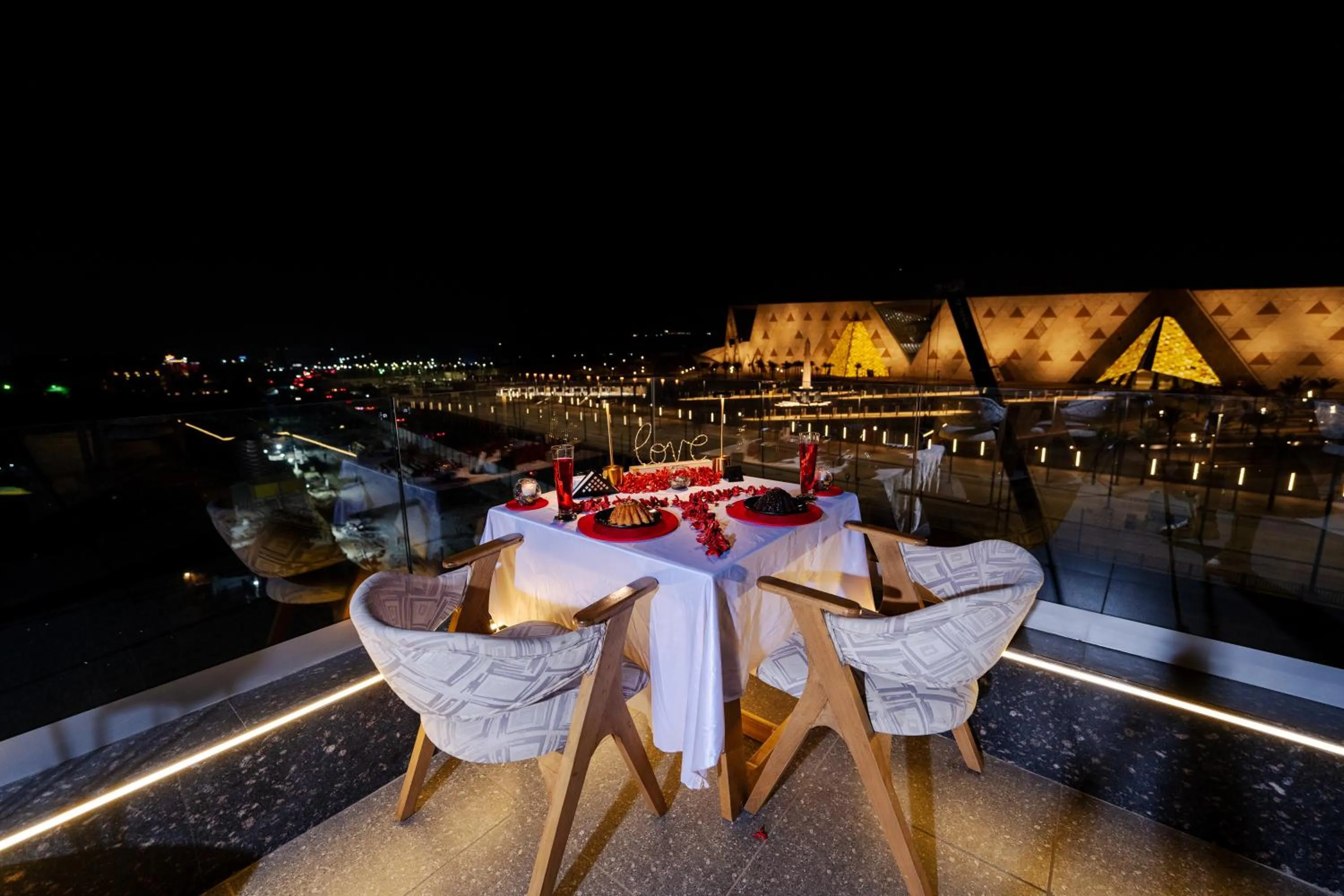 Restaurant/places to eat in Royal Great Pyramid INN