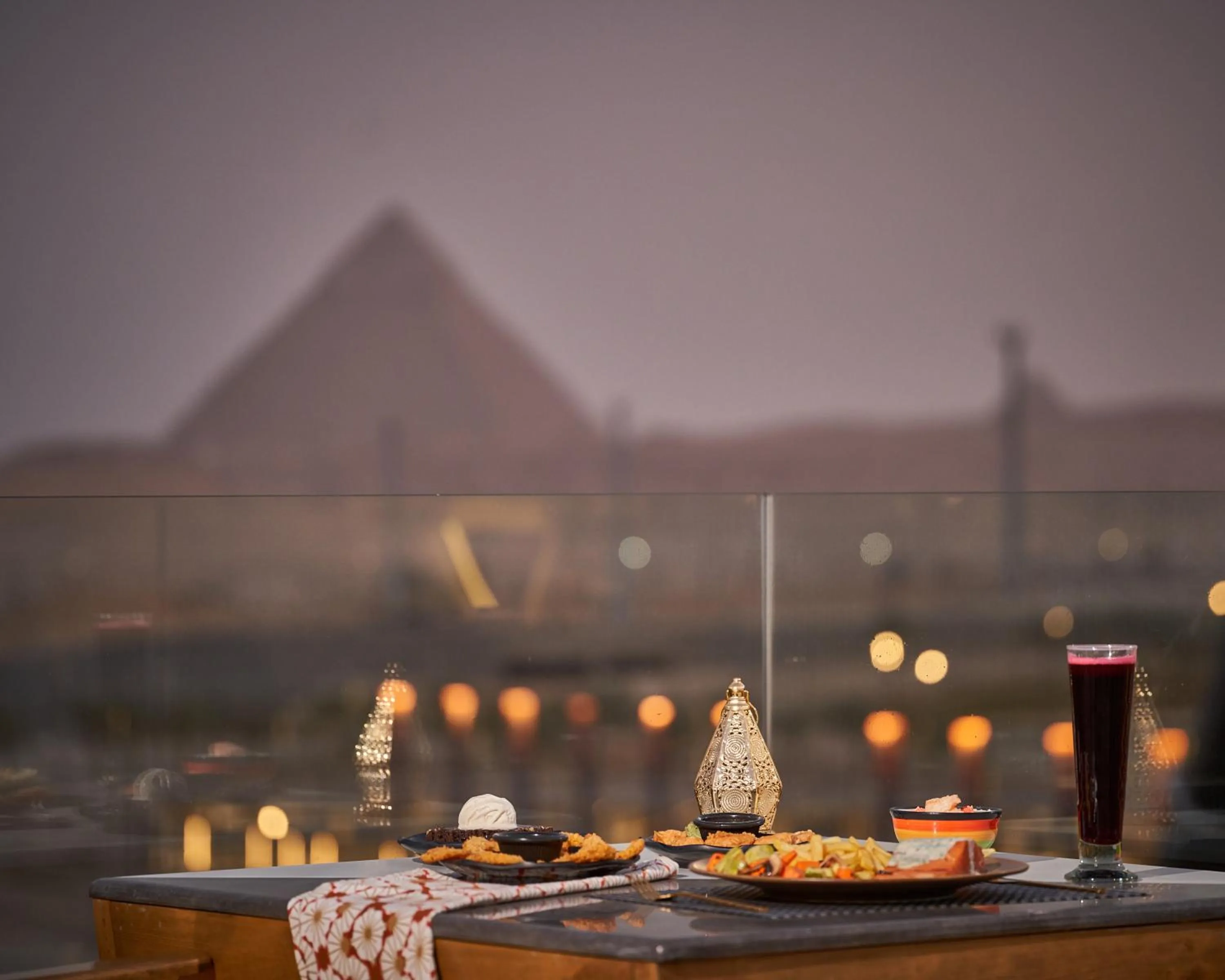 Restaurant/places to eat in Royal Great Pyramid INN