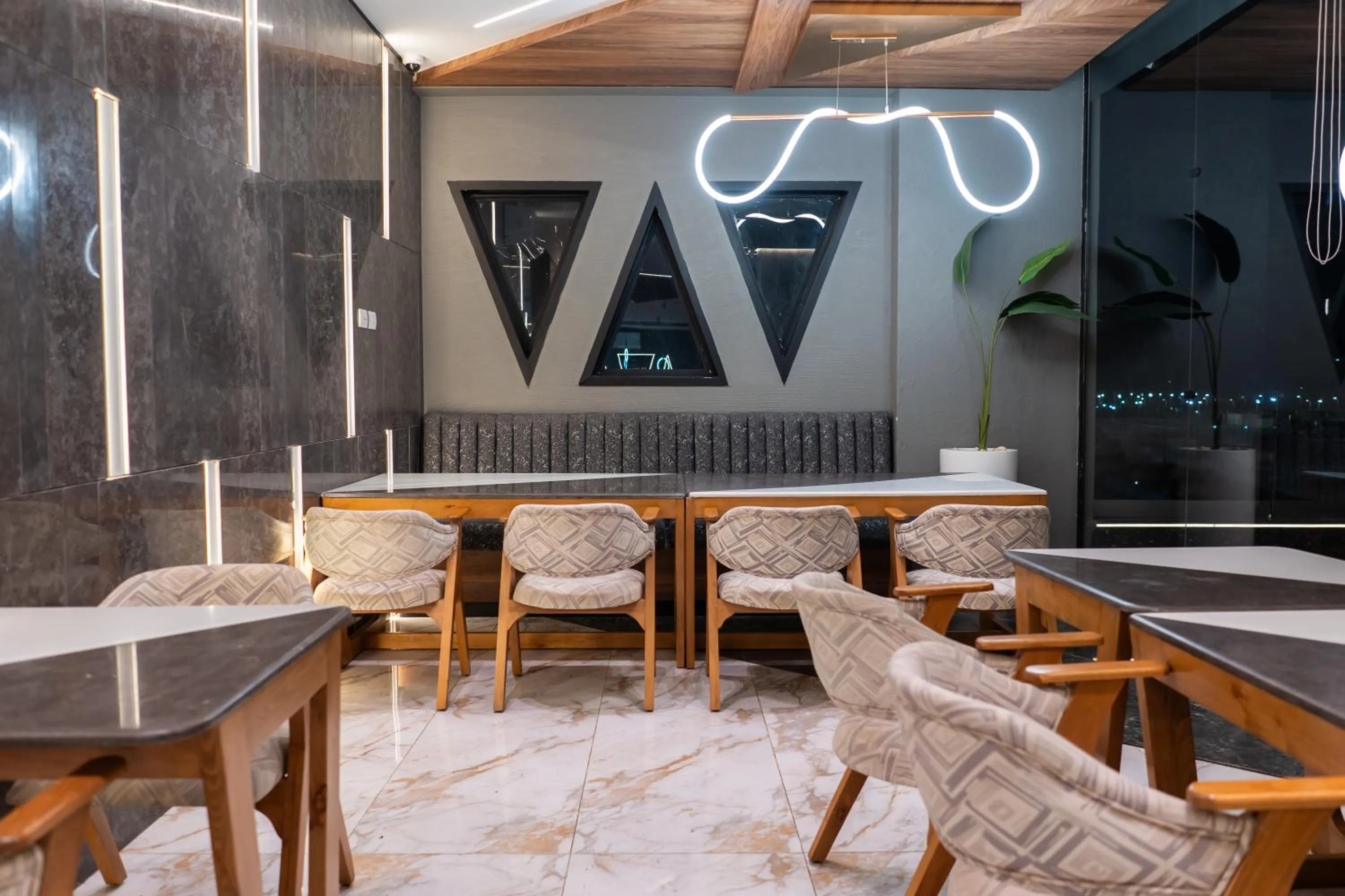 Restaurant/places to eat in Royal Great Pyramid INN