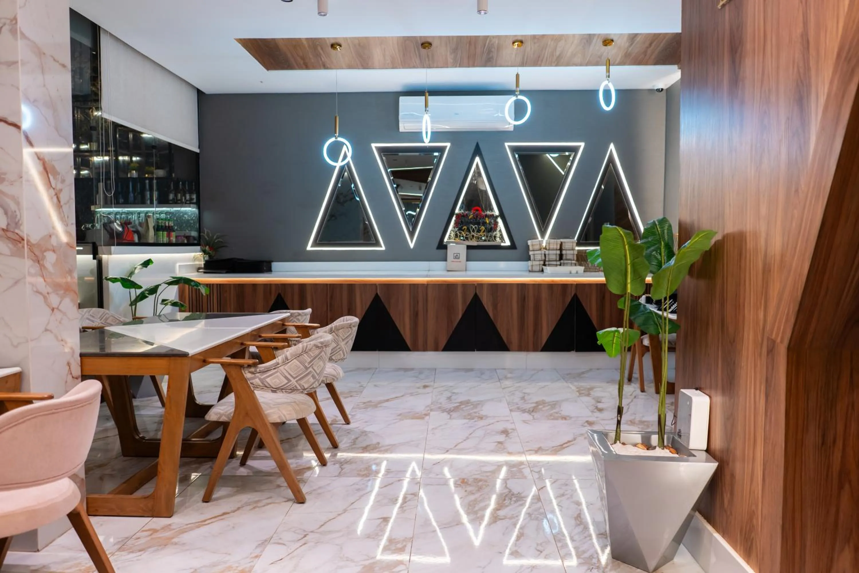 Restaurant/places to eat in Royal Great Pyramid INN