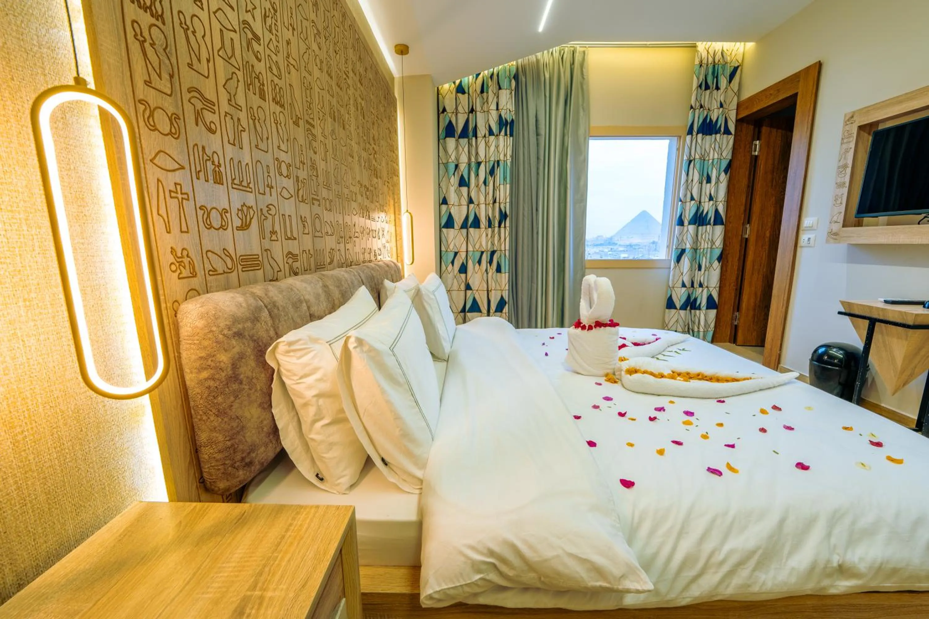 Bedroom, Bed in Royal Great Pyramid INN