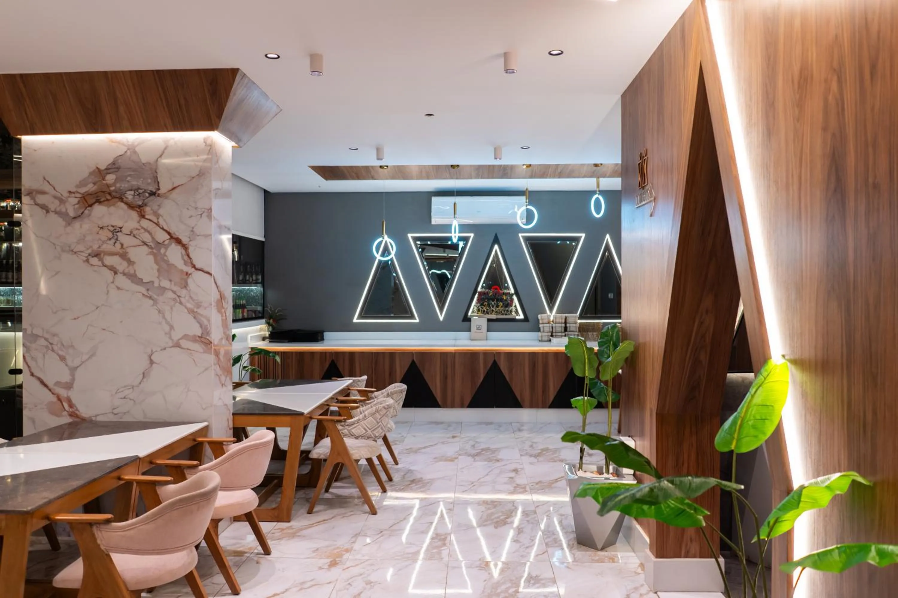 Restaurant/places to eat in Royal Great Pyramid INN