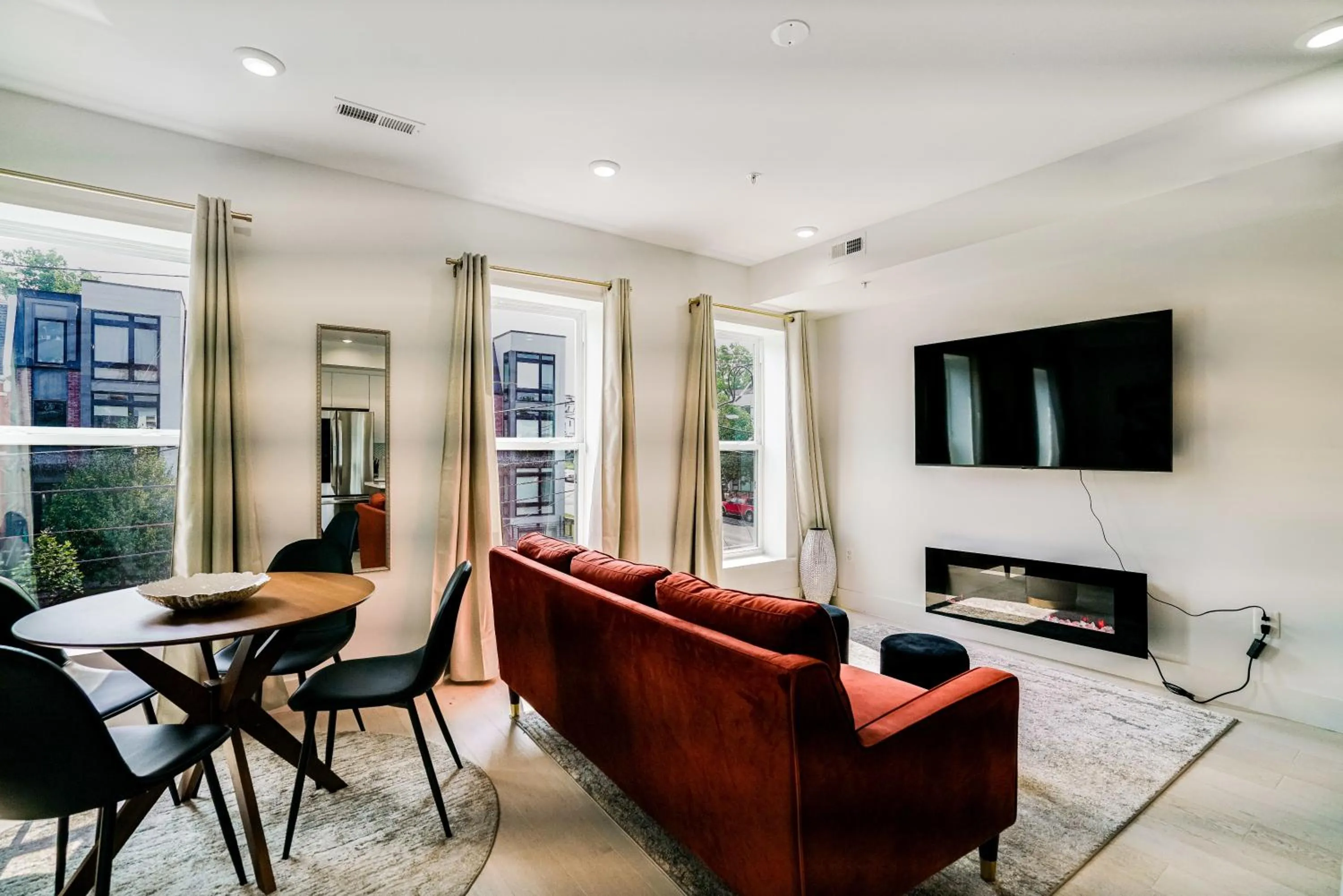 TV and multimedia in Luxury 2 bed 2 bath Suite in Washington DC