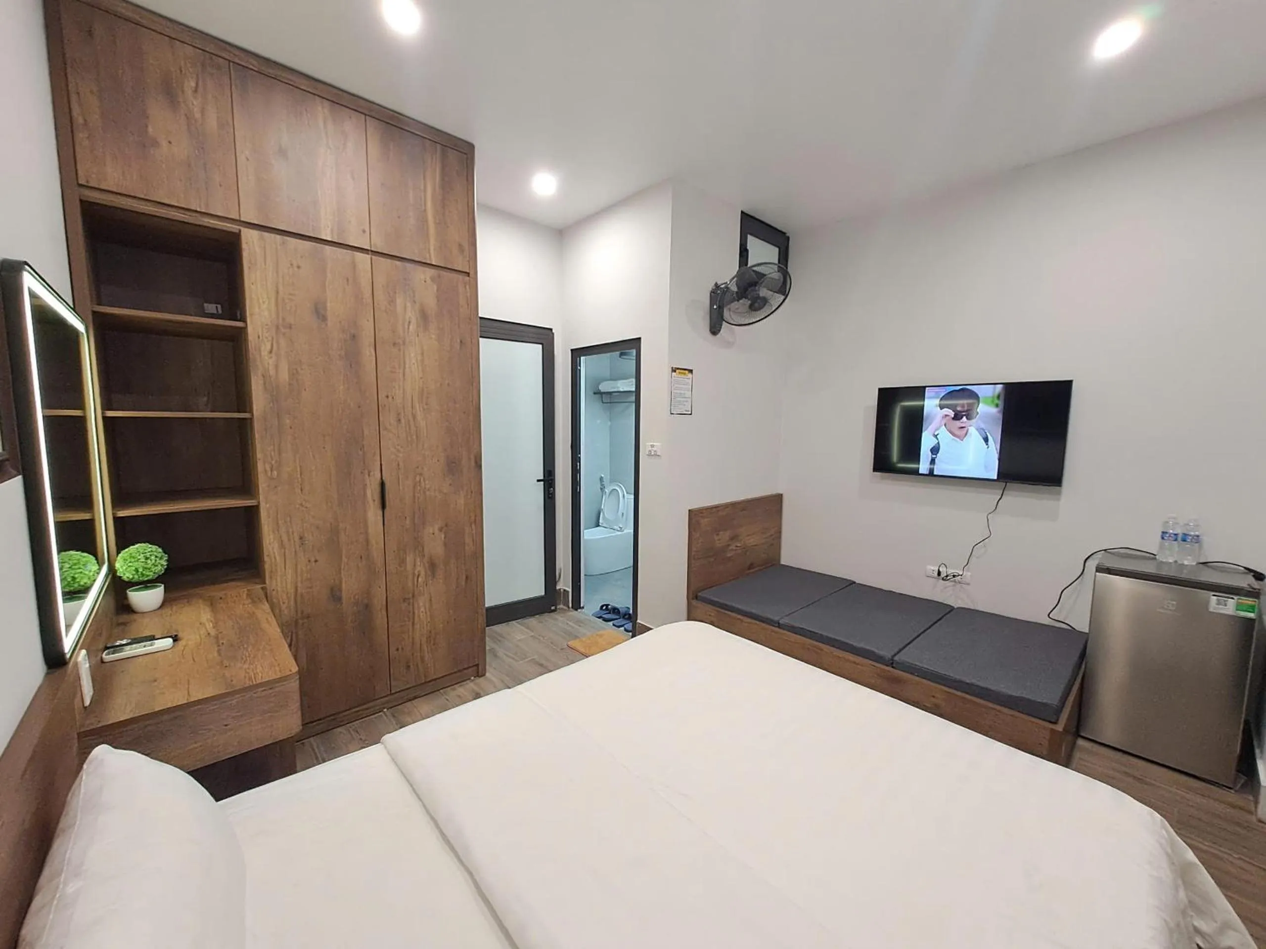 Photo of the whole room, Bed in Blue Homestay Cau Giay