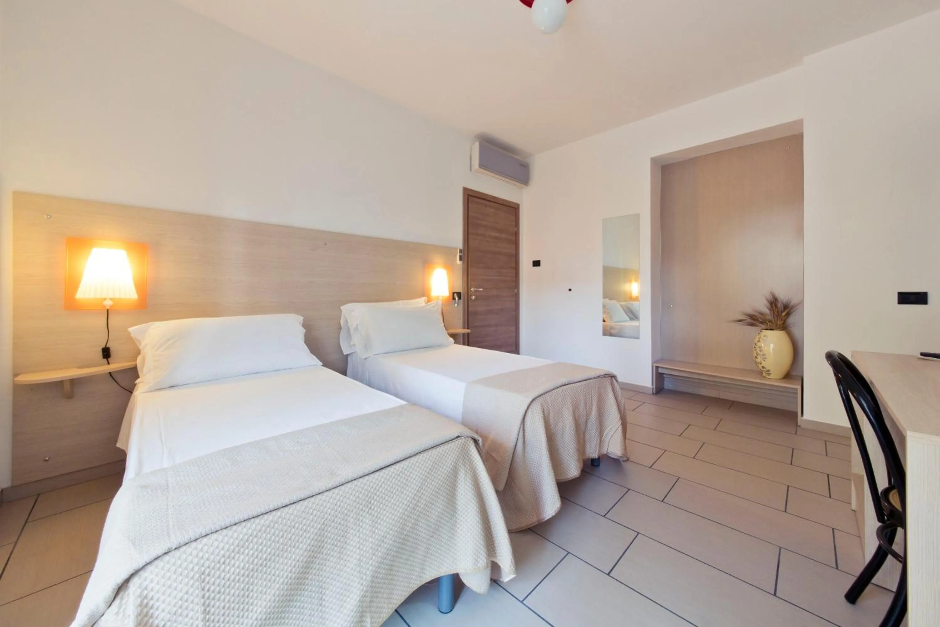 Bedroom, Bed in Longomare