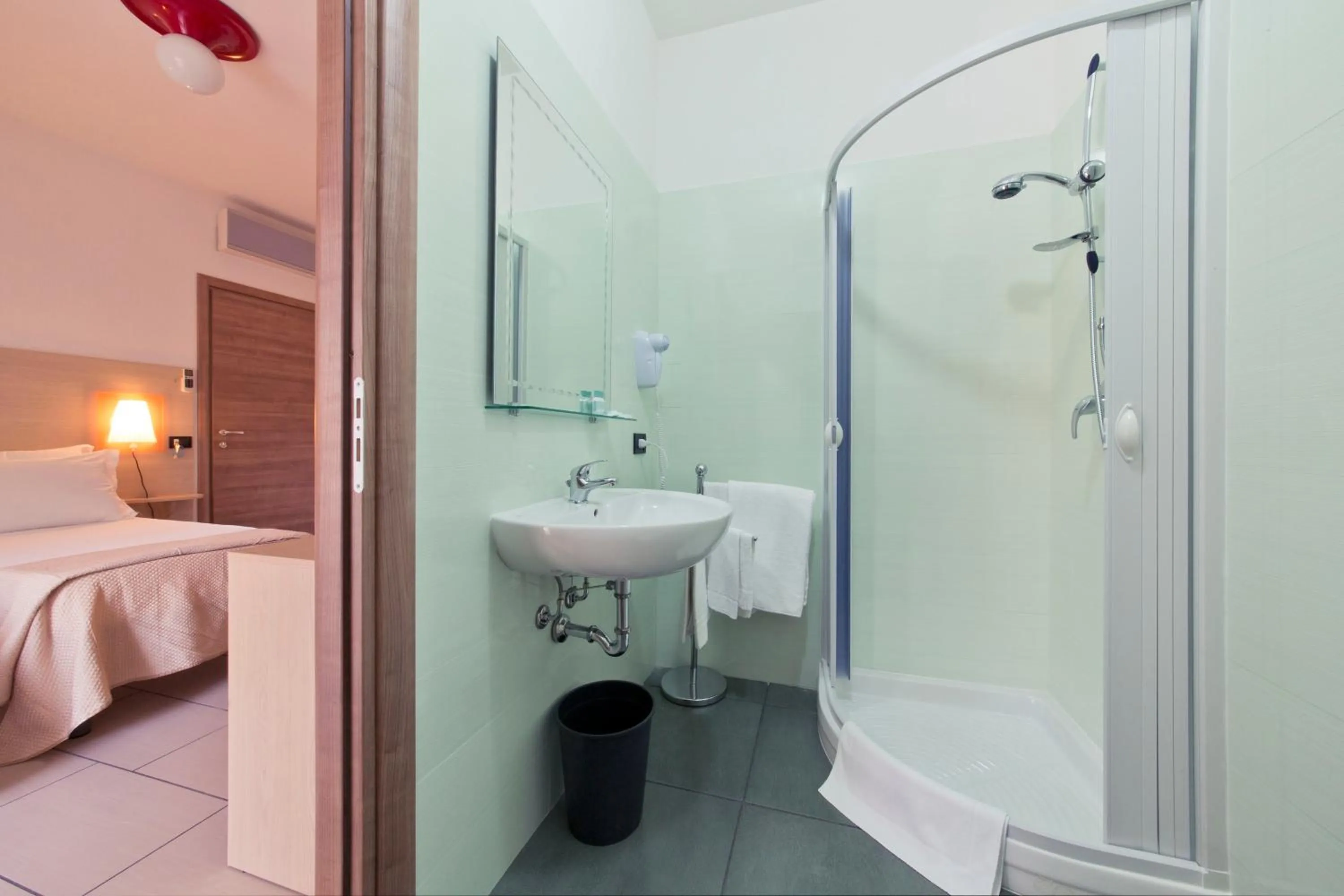 Bathroom, Bed in Longomare