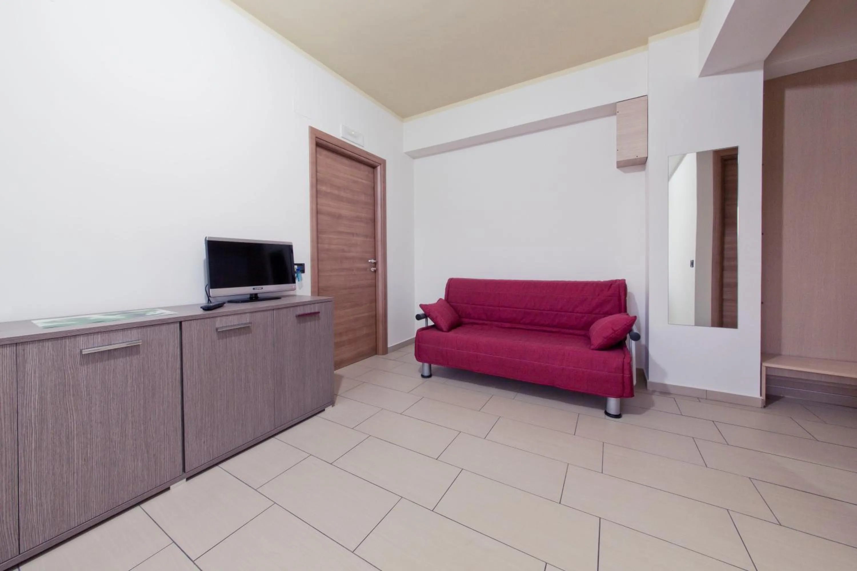 Photo of the whole room in Longomare