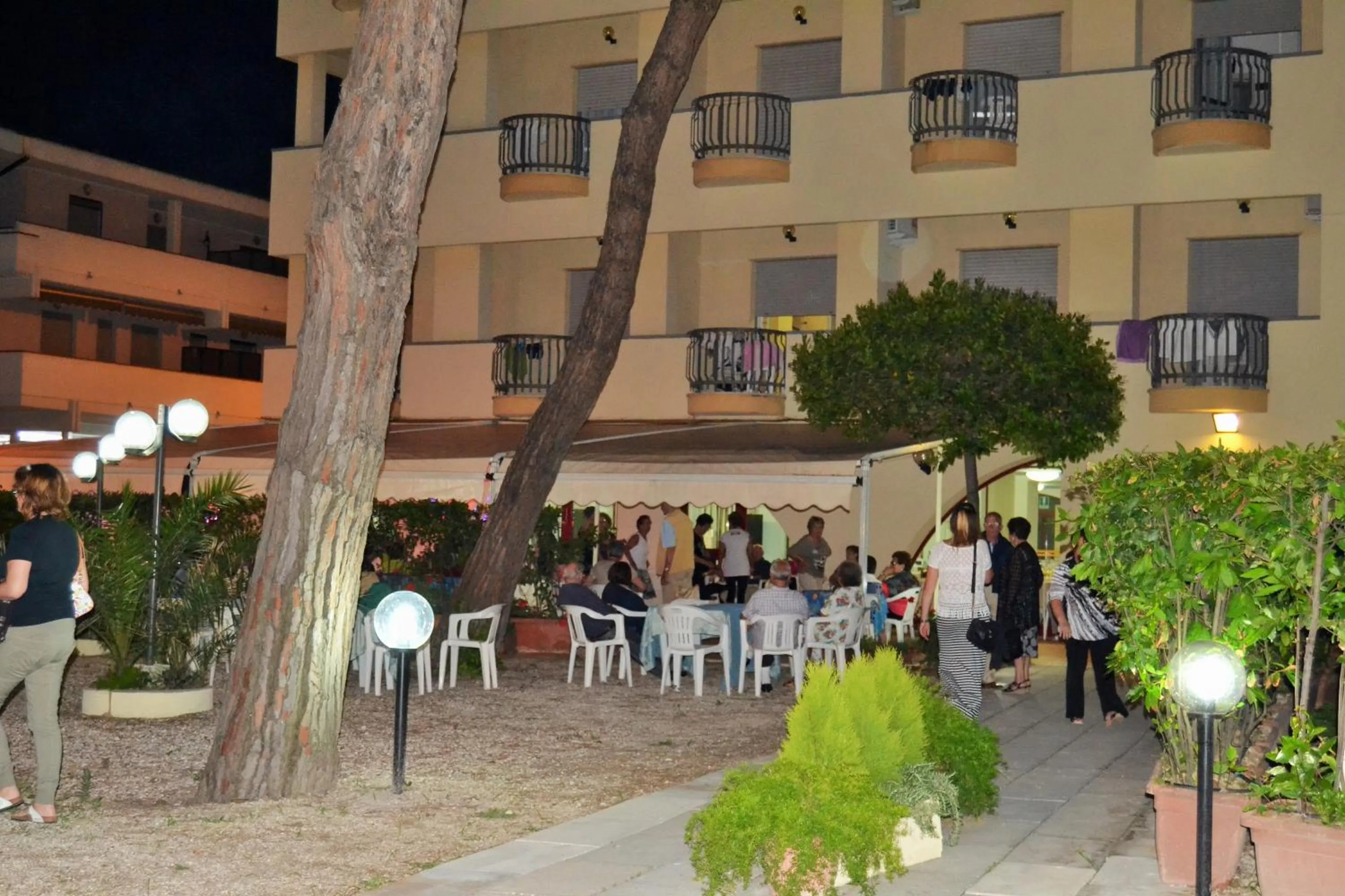 Evening entertainment in Hotel Quattro Palme