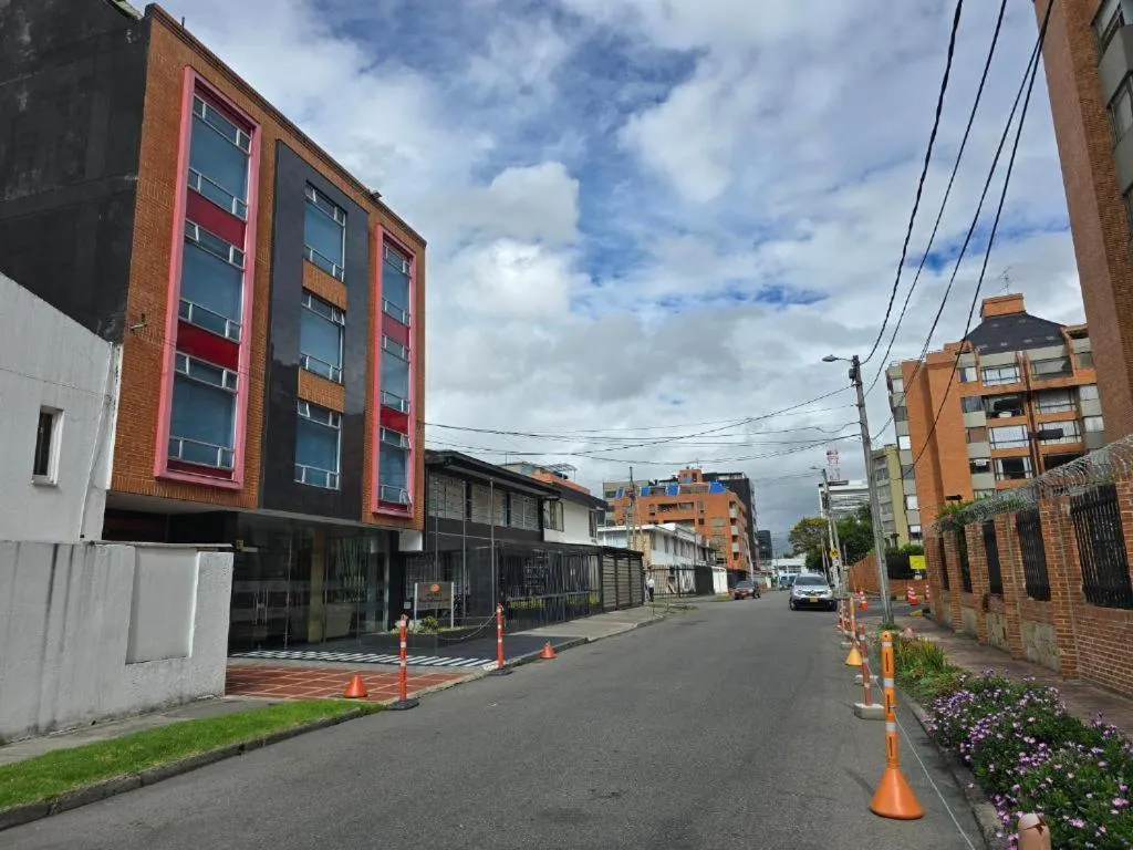 Facade/entrance in Hotel Castellana 100 Bogota By Hoteles Confort 80