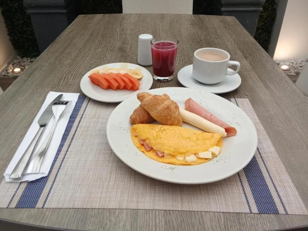 Breakfast in Hotel Castellana 100 Bogota By Hoteles Confort 80