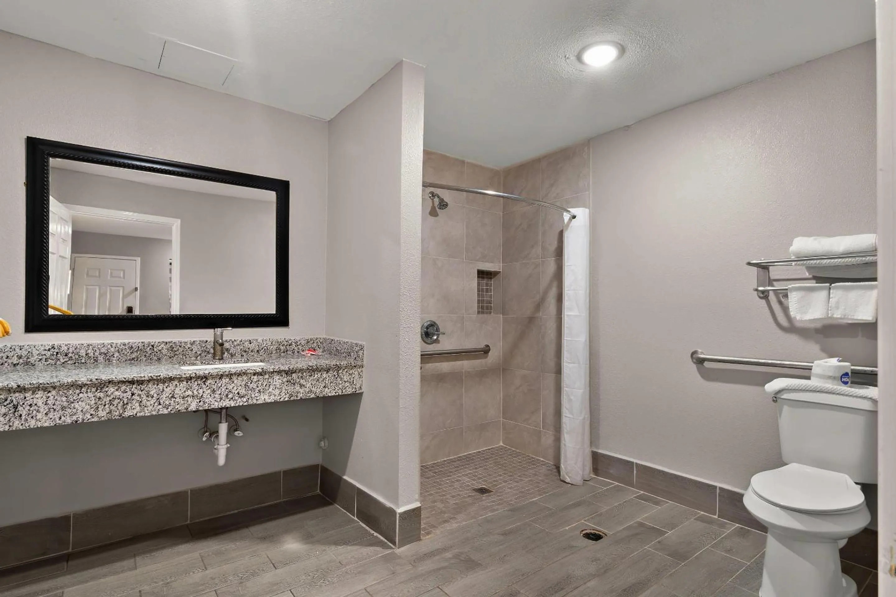 Bedroom in Econo Lodge Inn & Suites Laredo - Nuevo Laredo