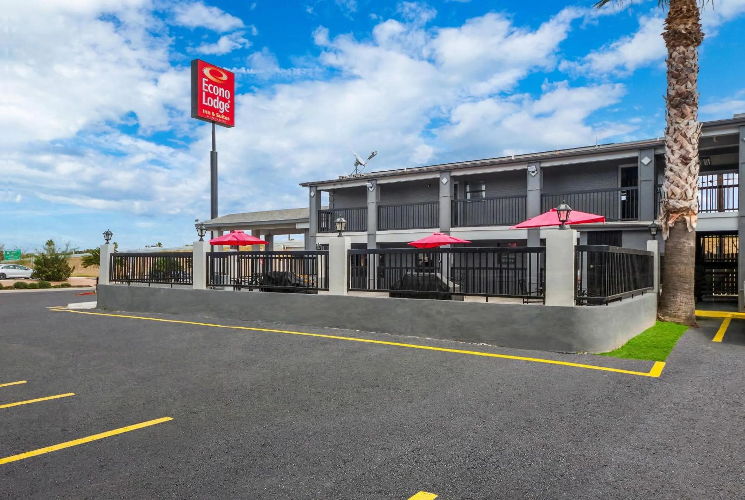 Property building in Econo Lodge Inn & Suites Laredo - Nuevo Laredo