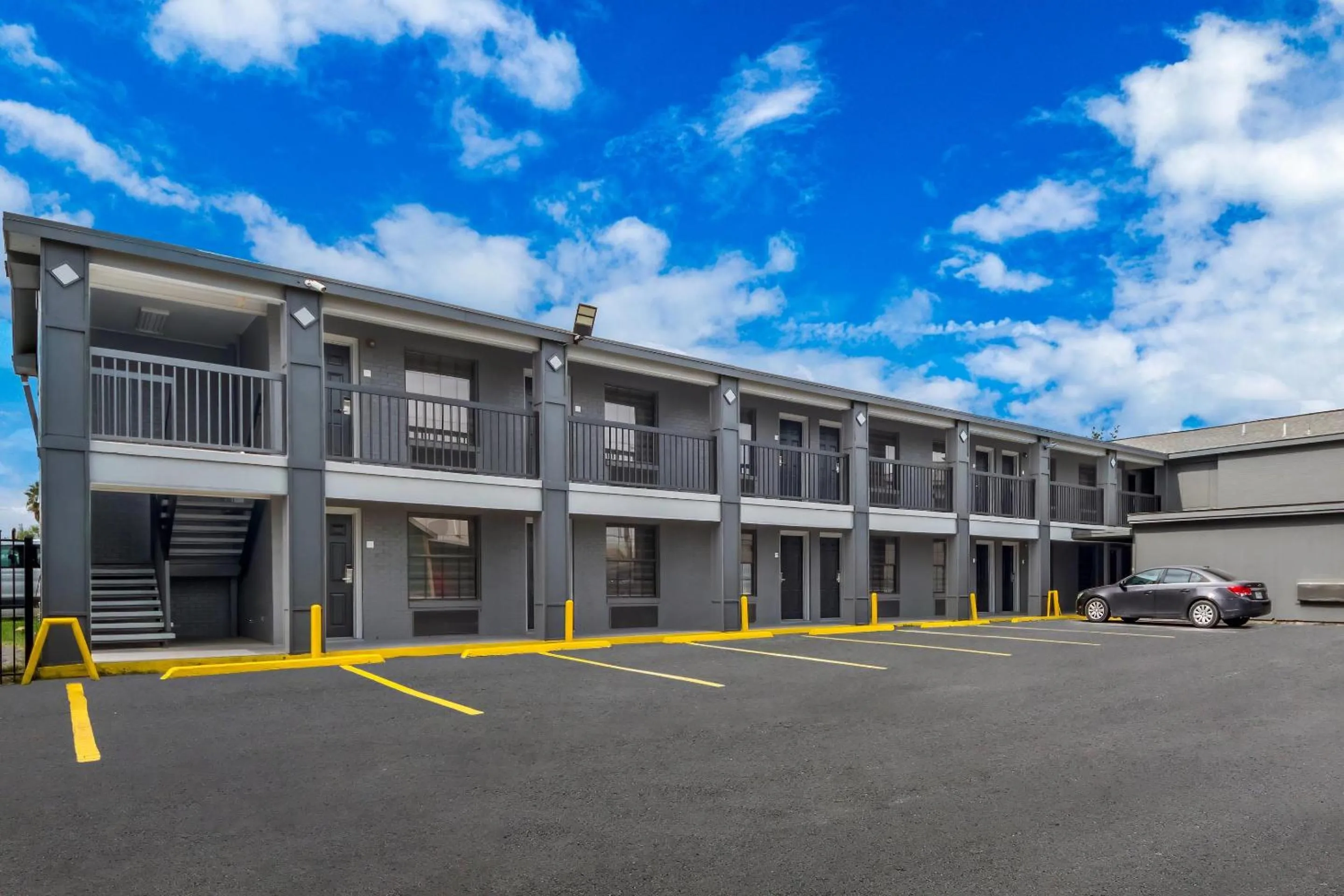 Property building in Econo Lodge Inn & Suites Laredo - Nuevo Laredo