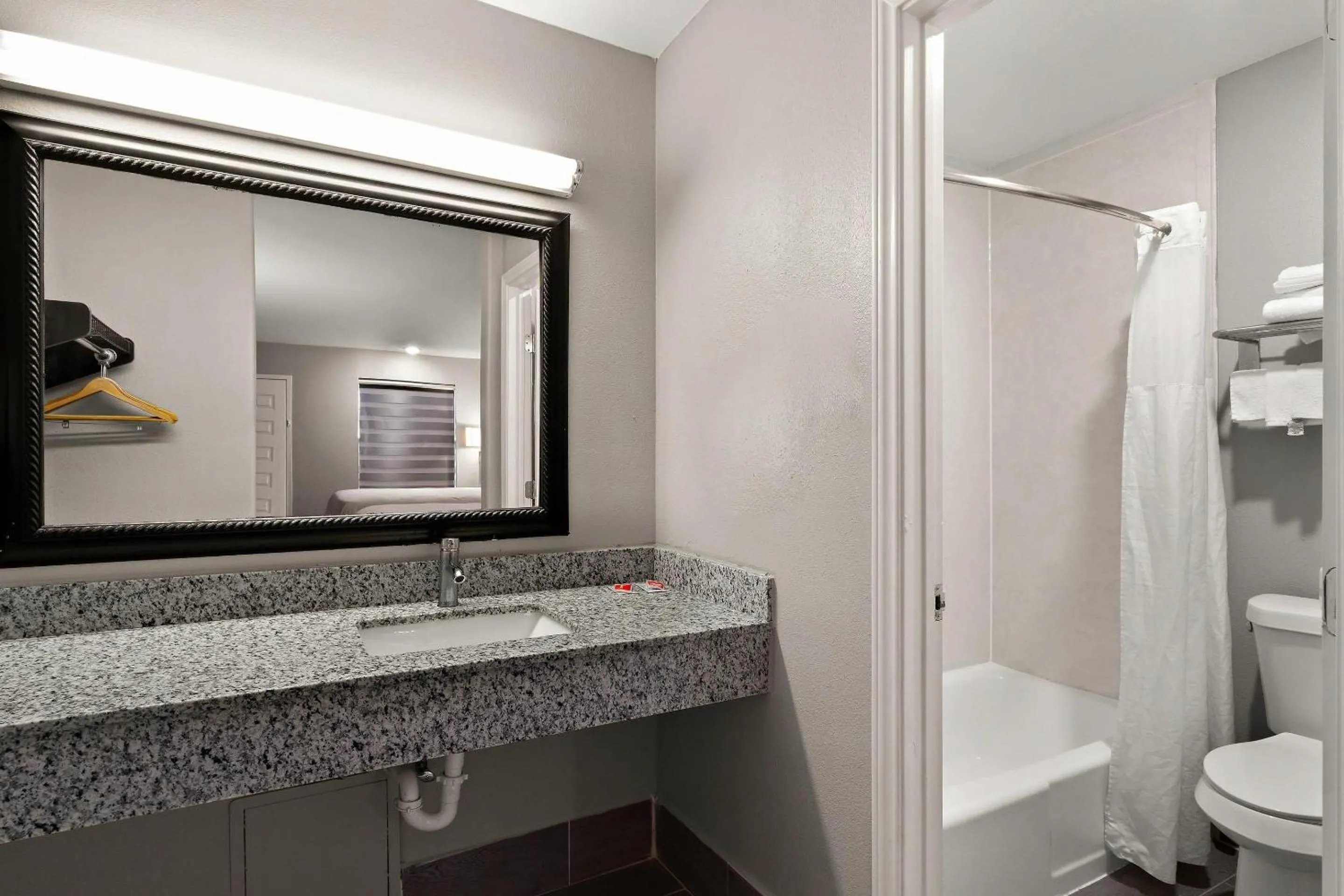 Bedroom in Econo Lodge Inn & Suites Laredo - Nuevo Laredo