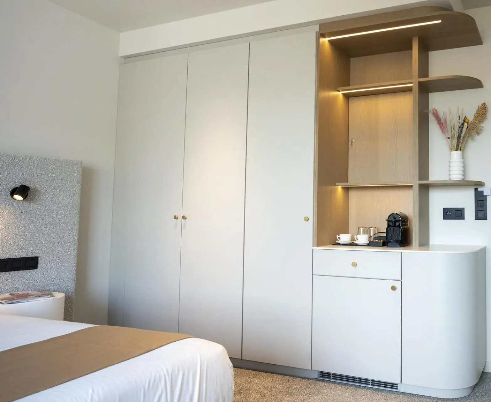 wardrobe, Bed in OPO Hotel wardrobe, Bed in OPO Hotel