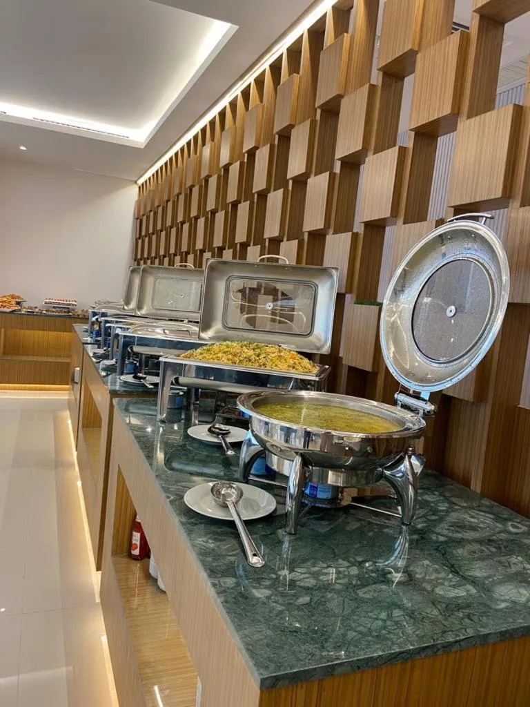 Restaurant/places to eat in Dolphin Continental Hotel