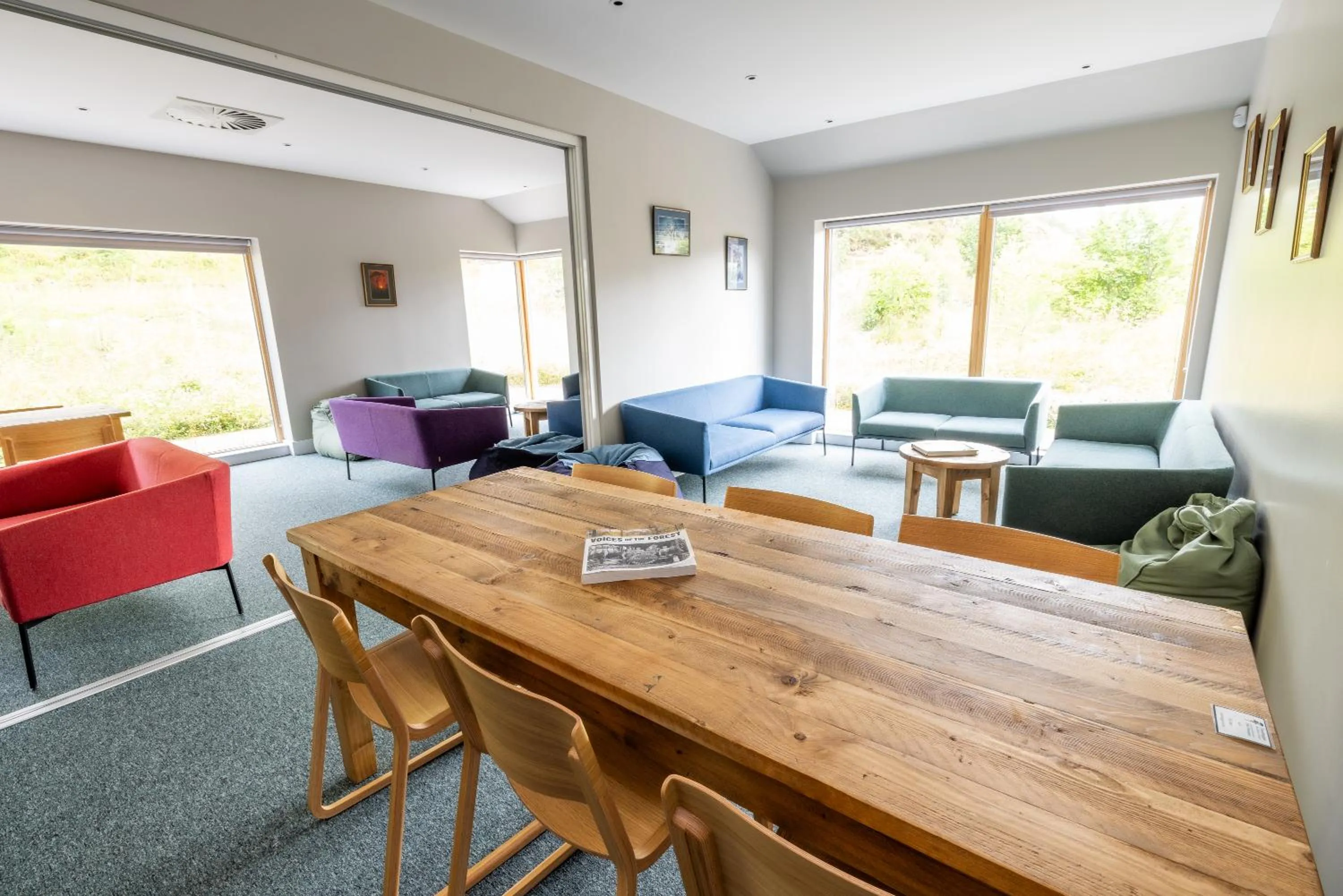 Communal lounge/ TV room in An Spiris Accommodation at Dundreggan Rewilding Centre