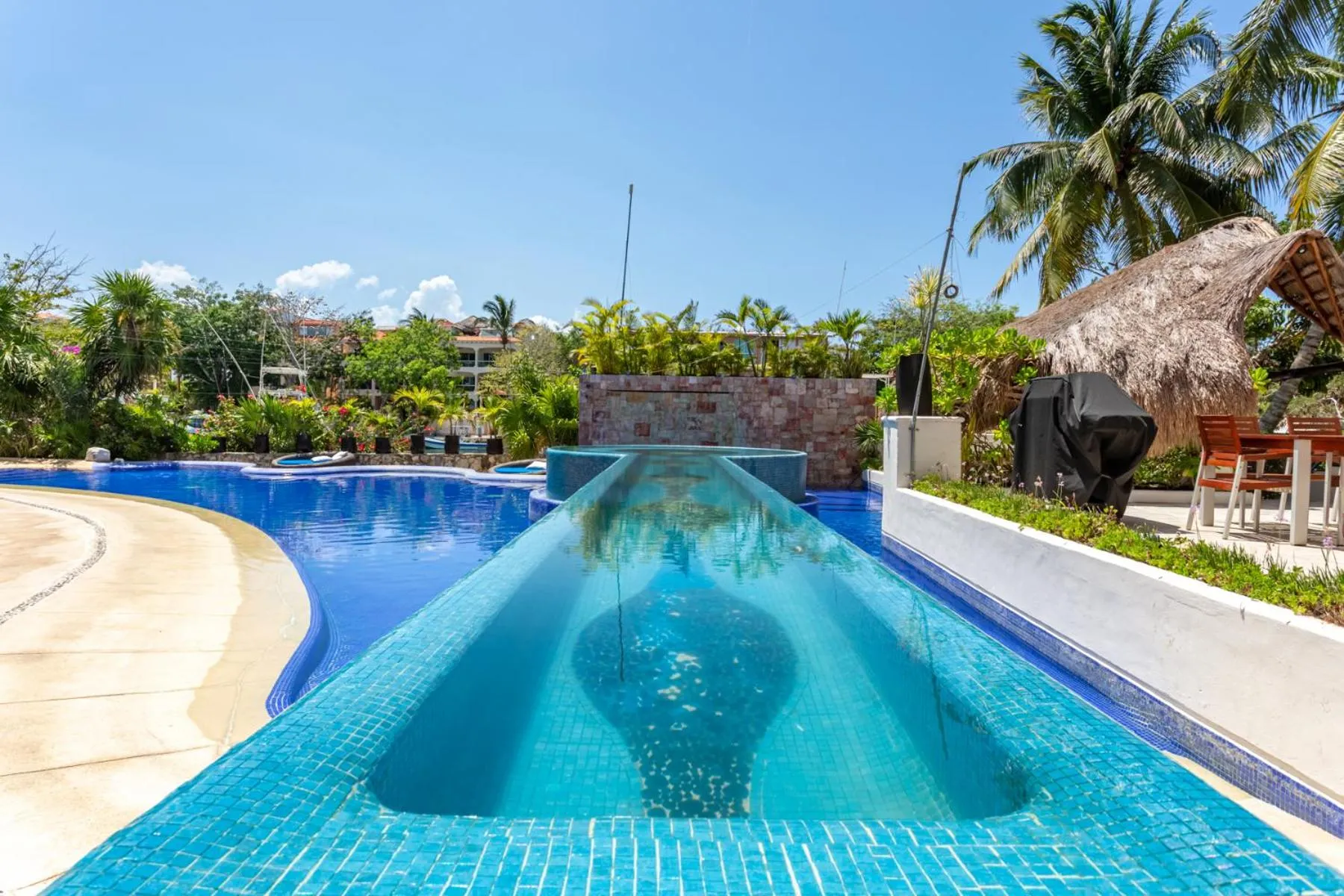 Swimming pool in Aventuras Club