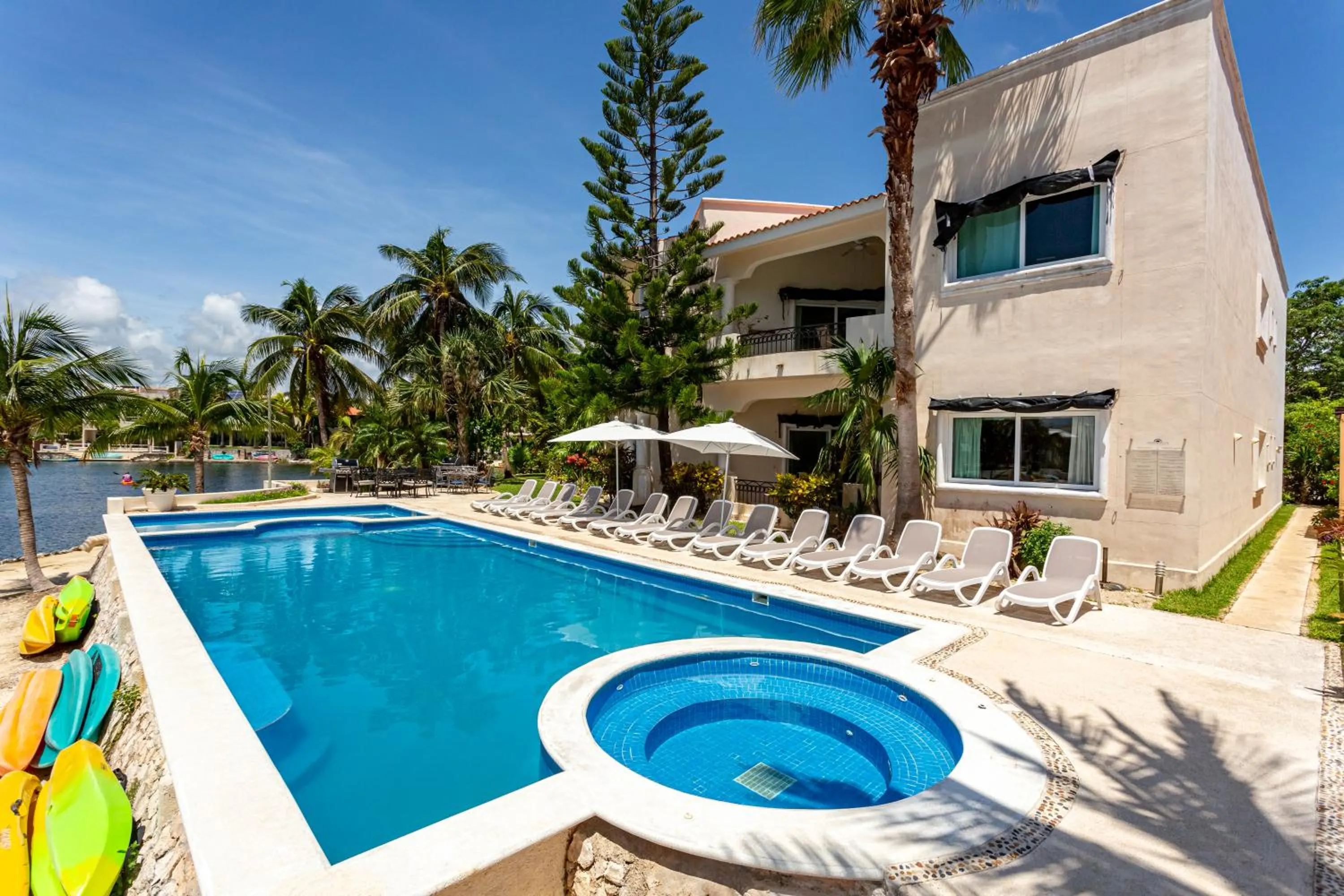 Swimming pool in Aventuras Club