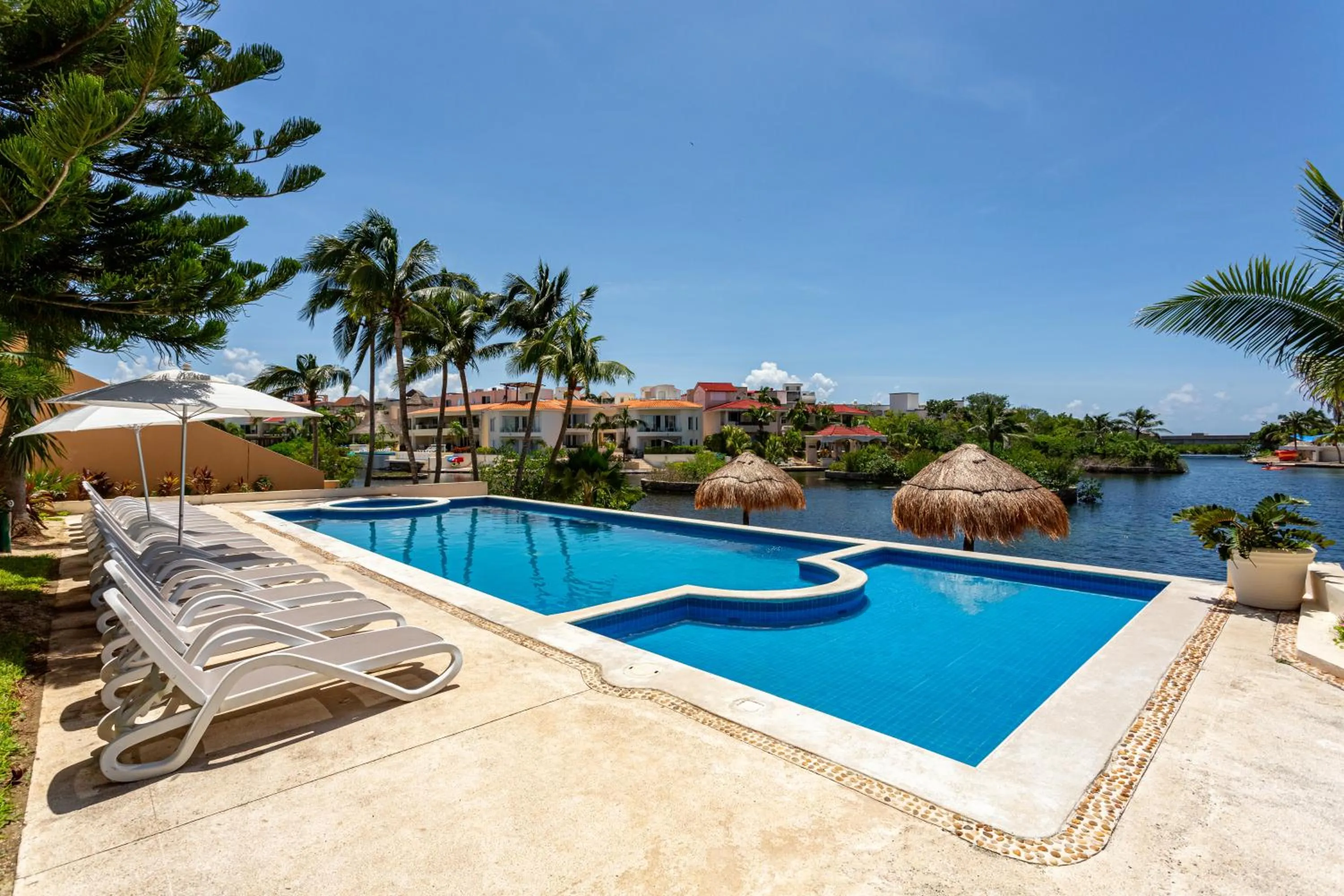 Swimming pool in Aventuras Club