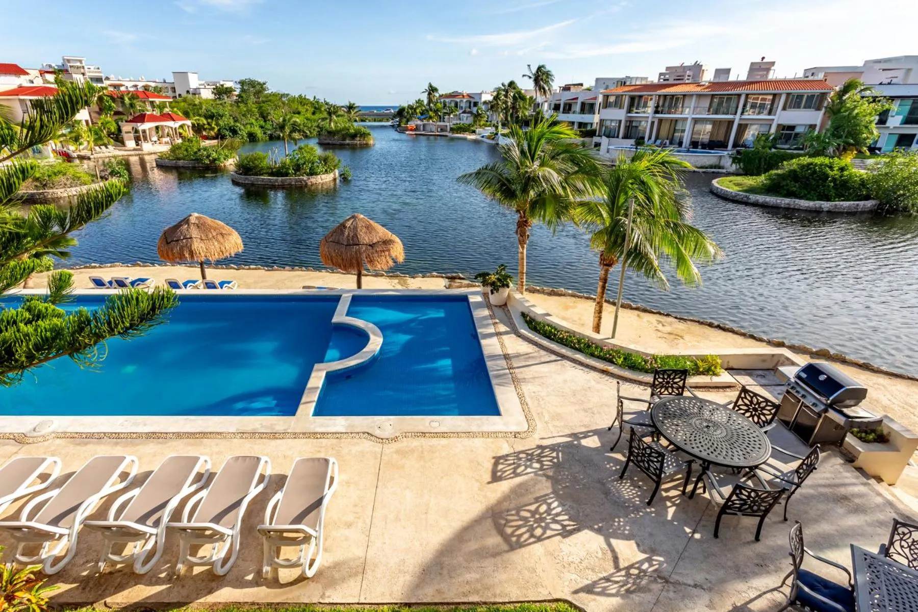 Swimming pool in Aventuras Club