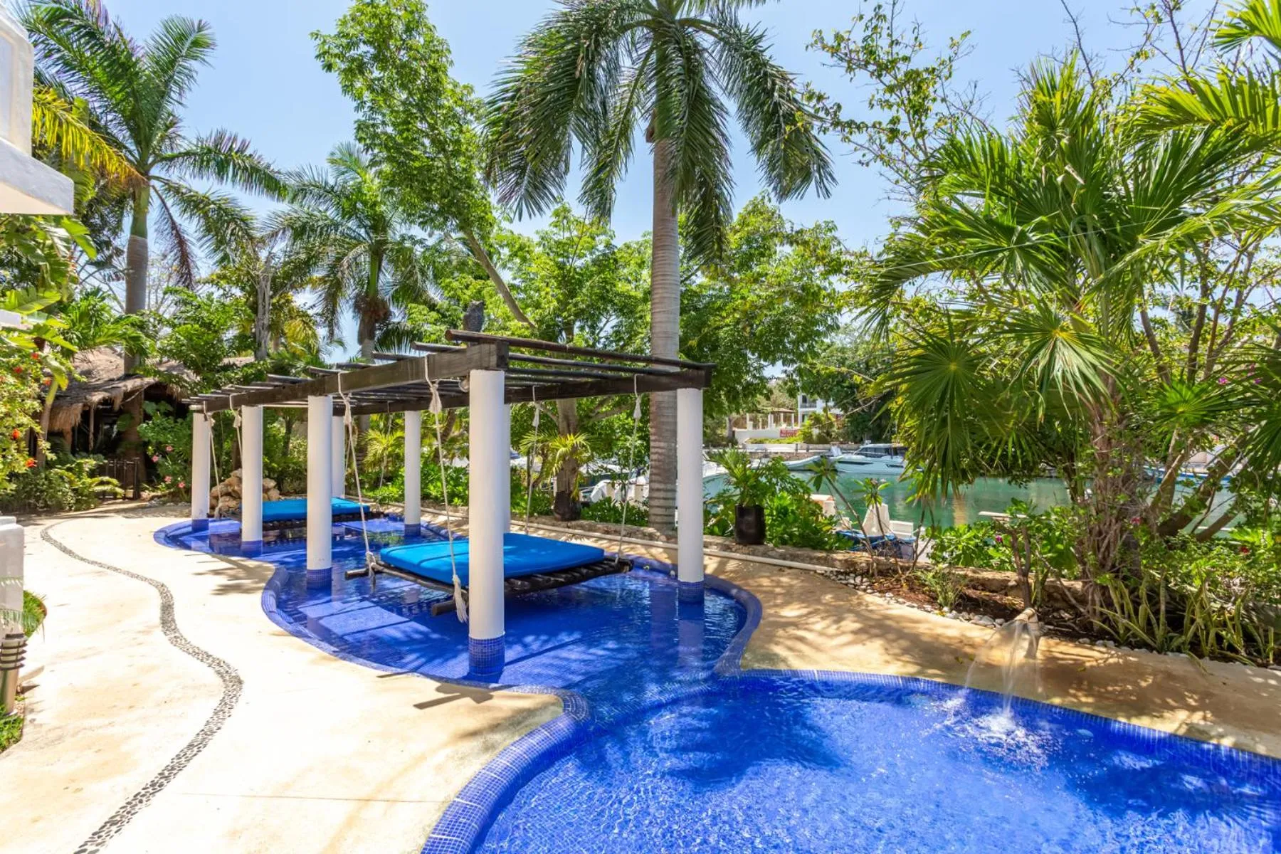 Swimming pool in Aventuras Club