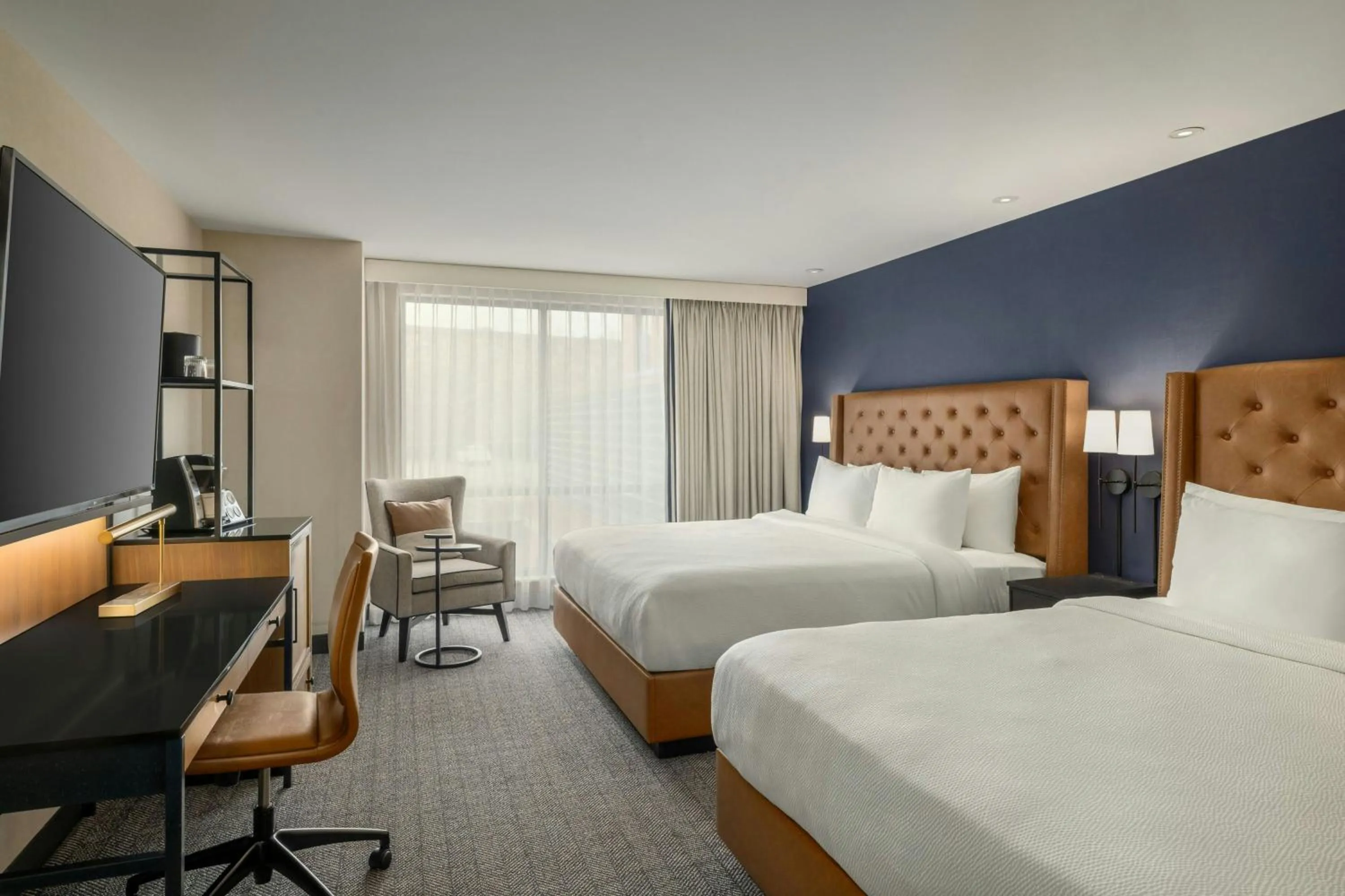 Photo of the whole room, Bed in Courtyard by Marriott Portland Downtown/Waterfront