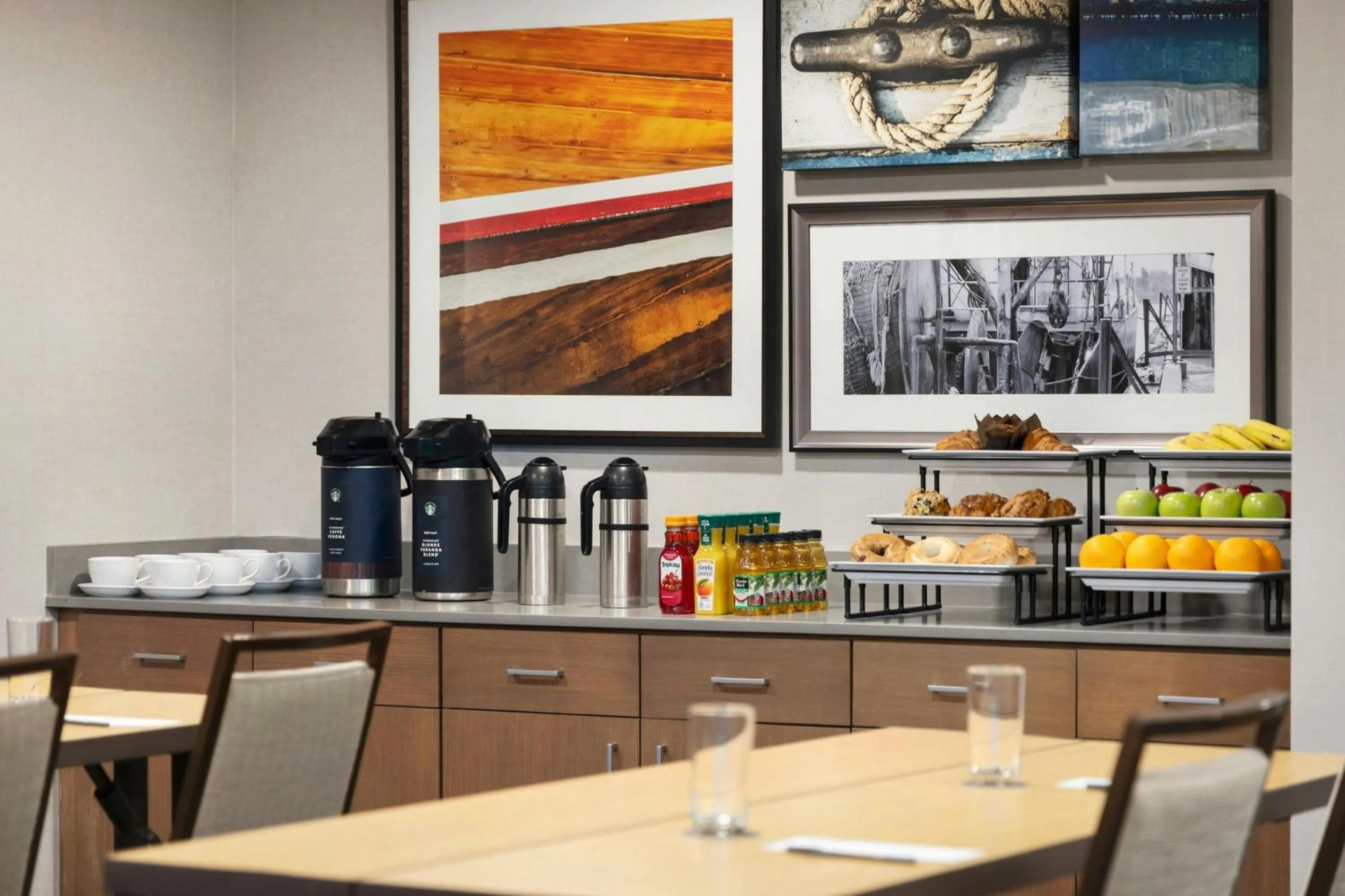 Breakfast in Courtyard by Marriott Portland Downtown/Waterfront