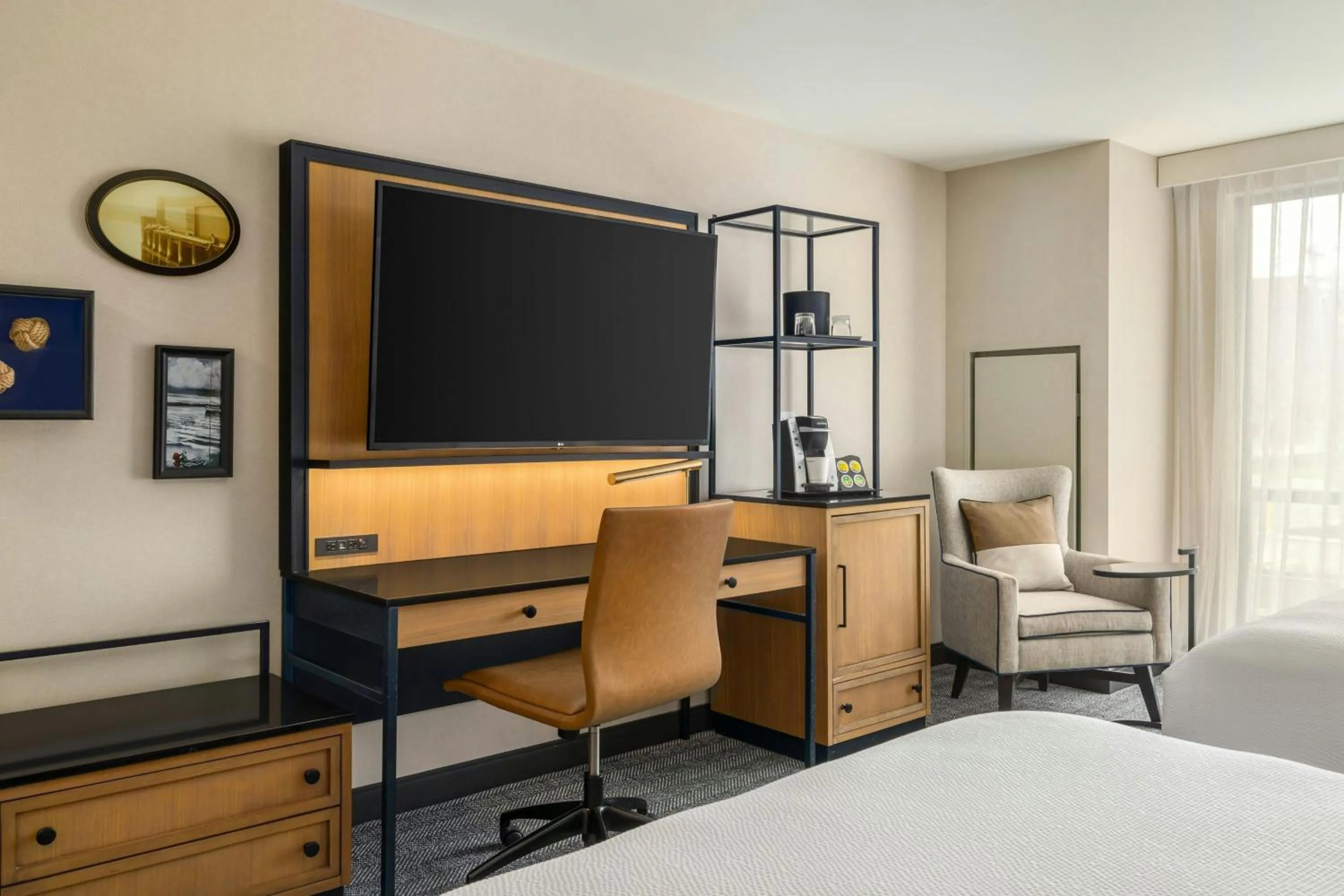Photo of the whole room, Bed in Courtyard by Marriott Portland Downtown/Waterfront