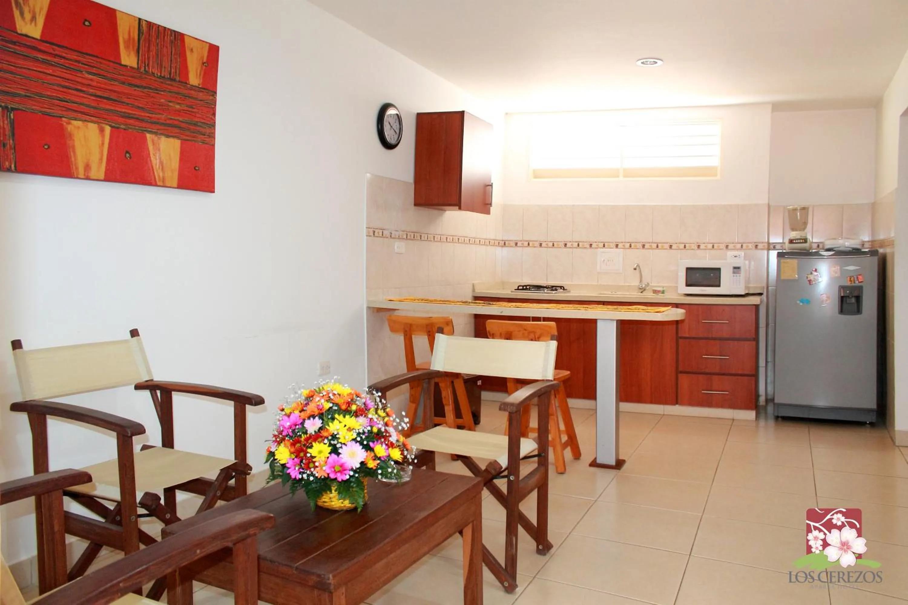 Communal kitchen in Apartahotel Los Cerezos