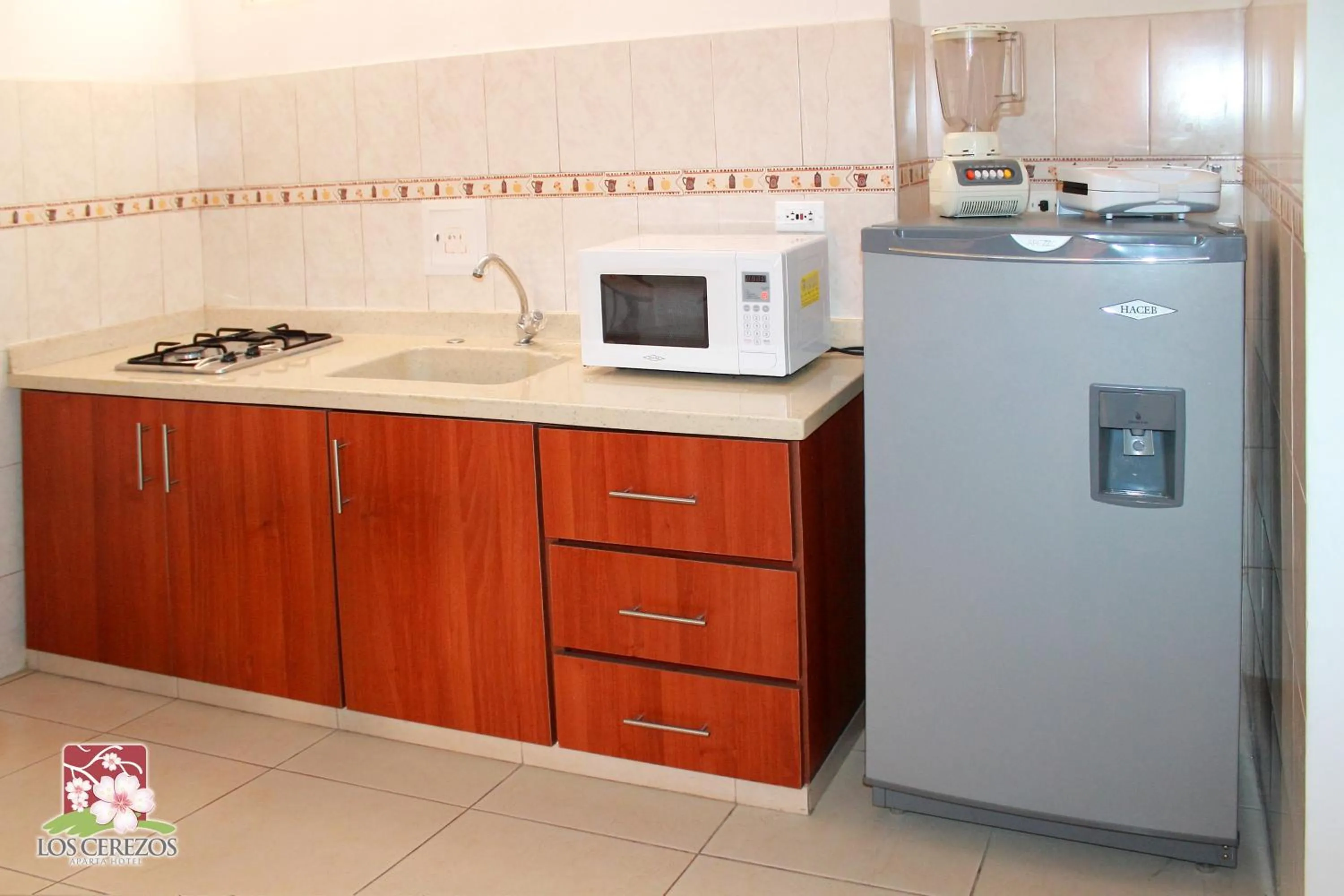 Communal kitchen in Apartahotel Los Cerezos