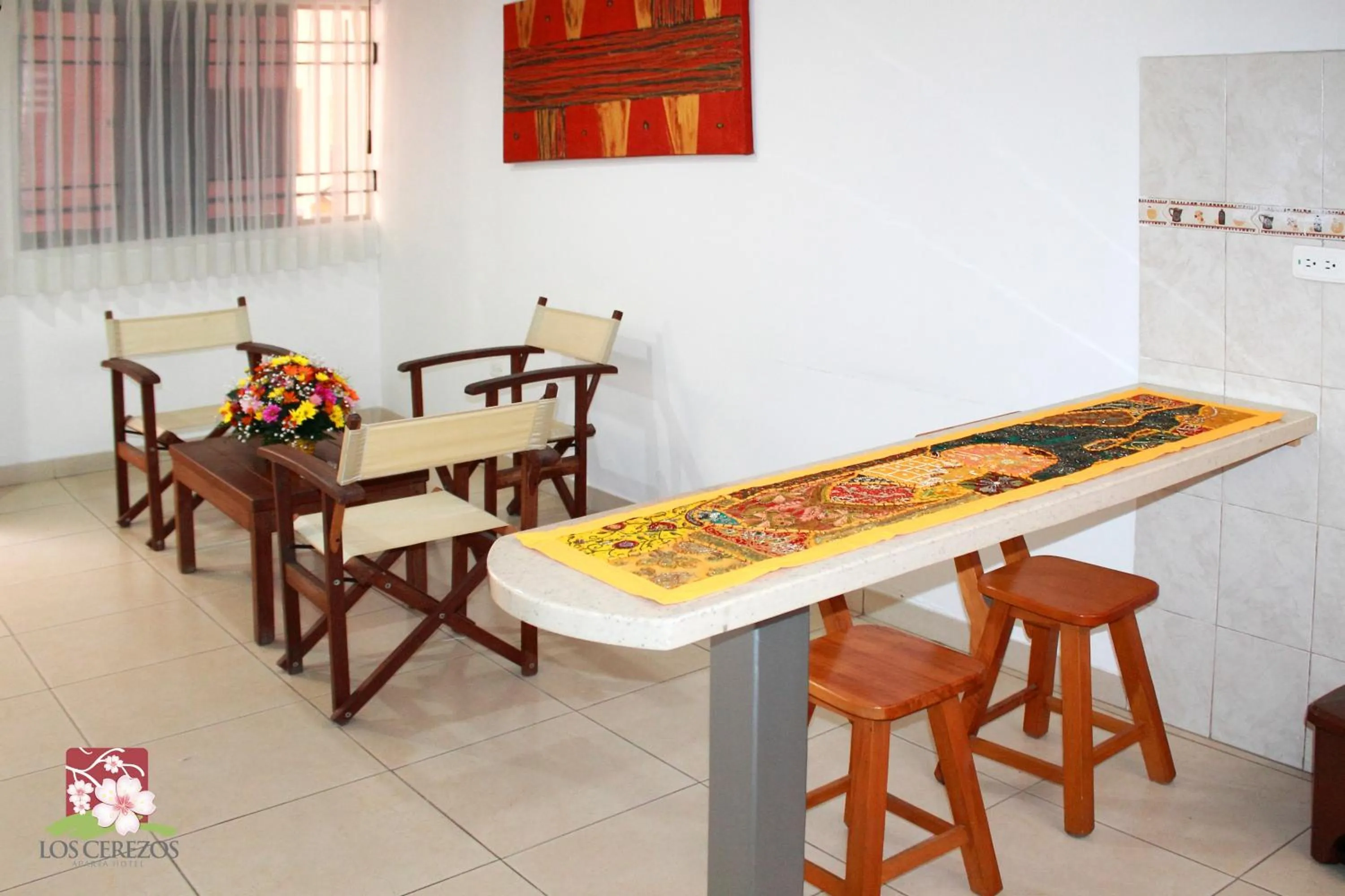 Communal kitchen in Apartahotel Los Cerezos