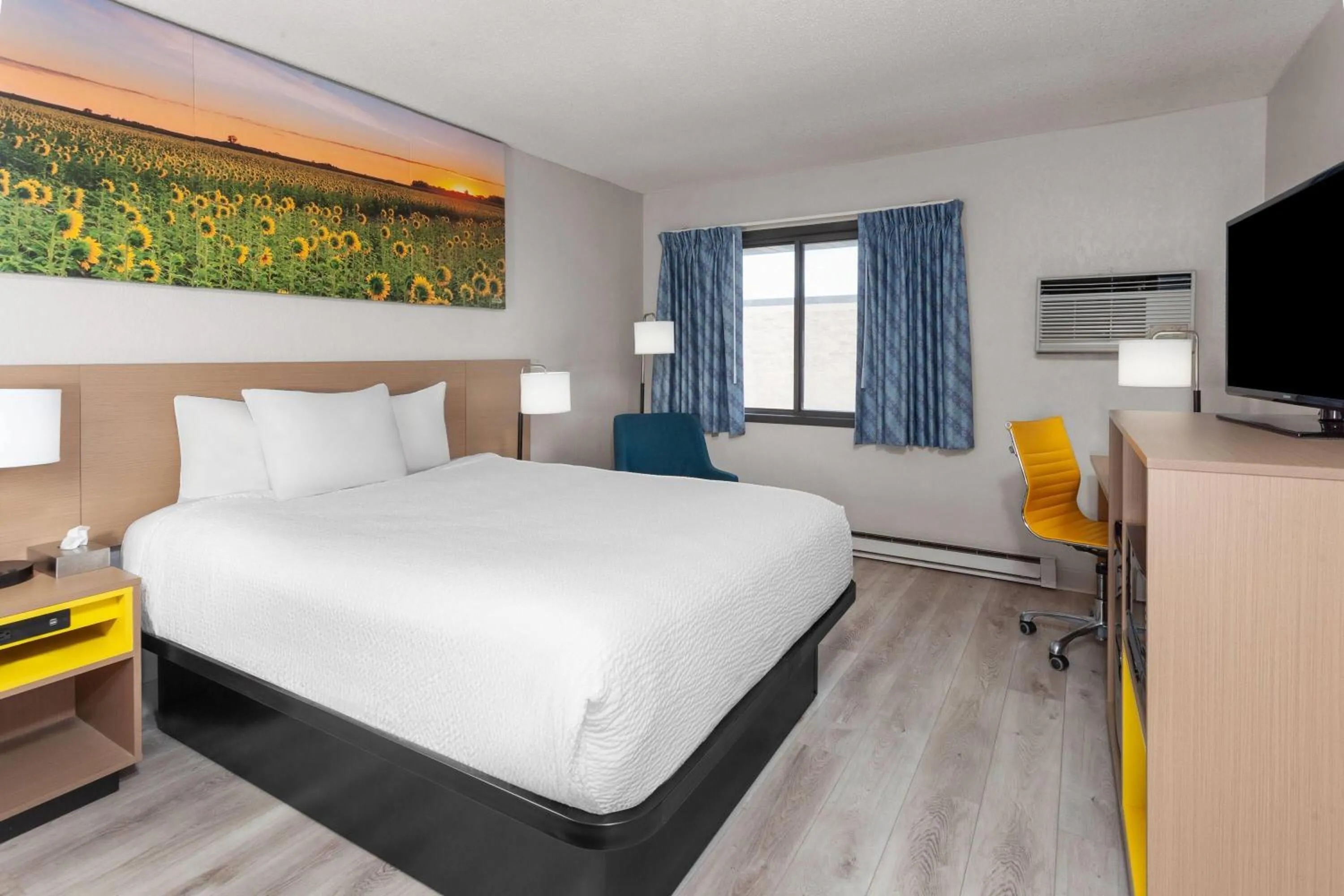 Photo of the whole room, Bed in Days Inn by Wyndham Mason City