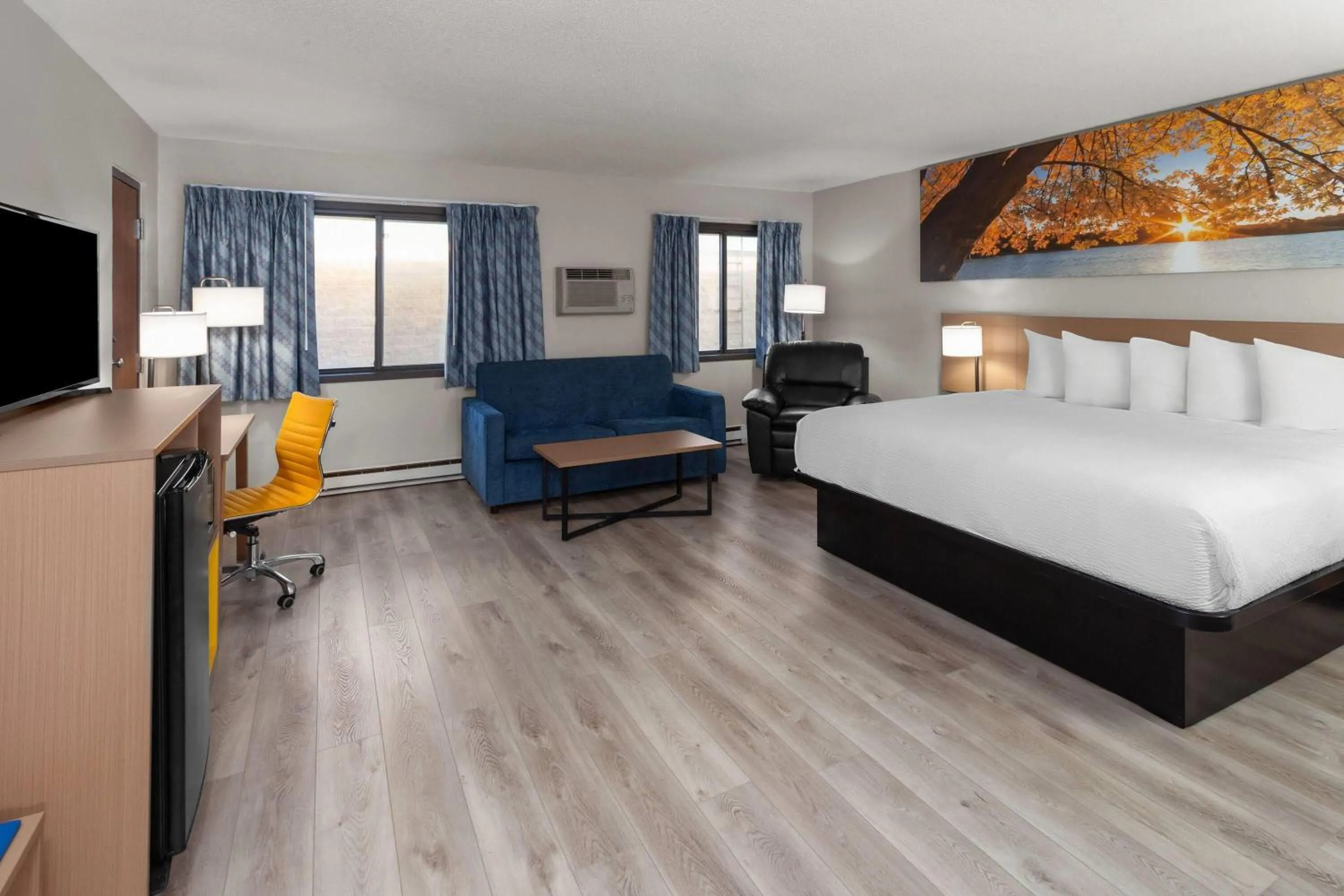 Photo of the whole room, Bed in Days Inn by Wyndham Mason City