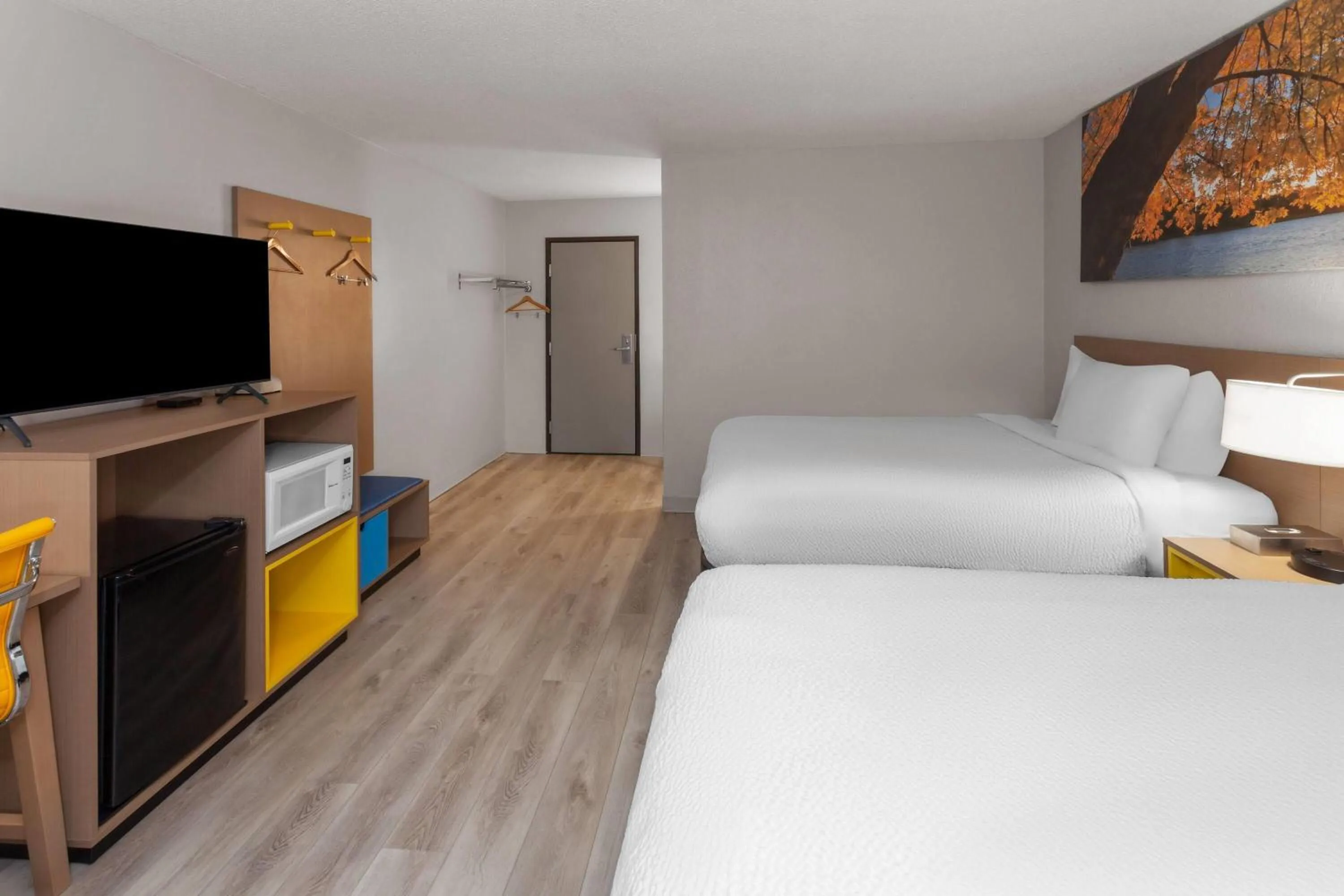 Photo of the whole room, Bed in Days Inn by Wyndham Mason City