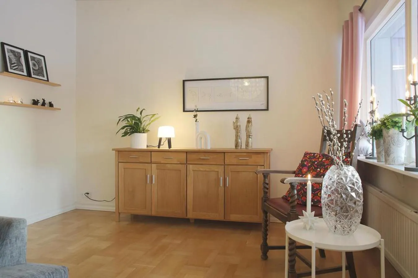 Communal lounge/ TV room in Aurora Cabin