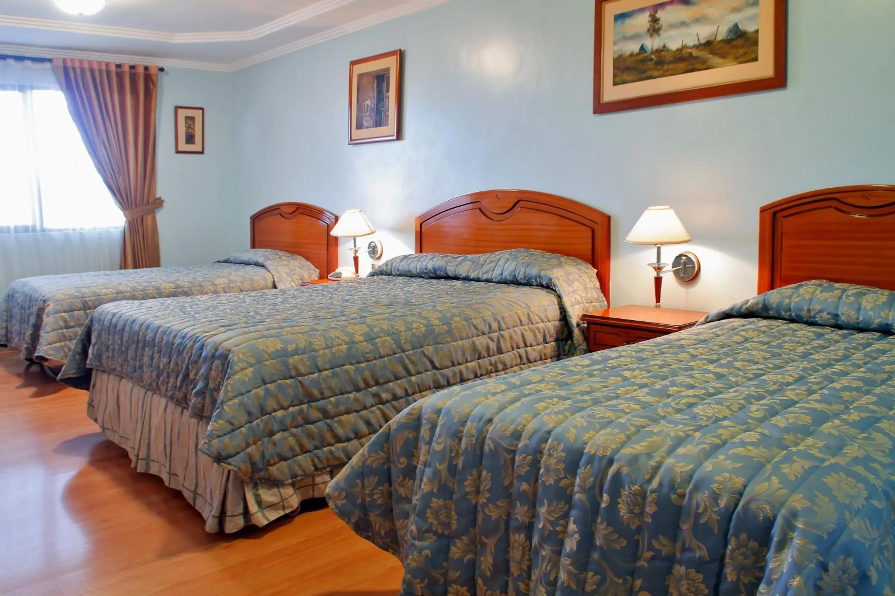 Quadruple Room in Hotel Yanuncay Quadruple Room in Hotel Yanuncay