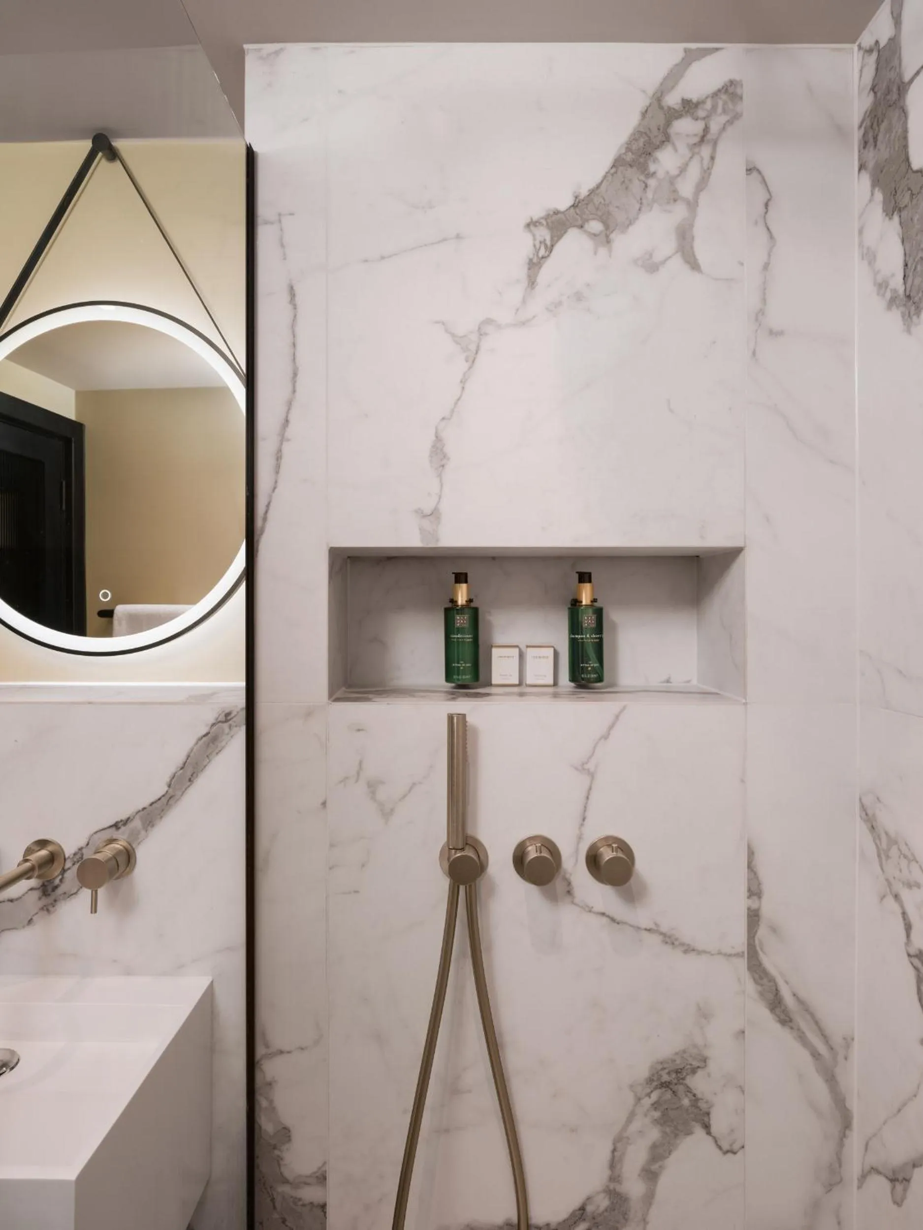 Shower in Central Park Hotel