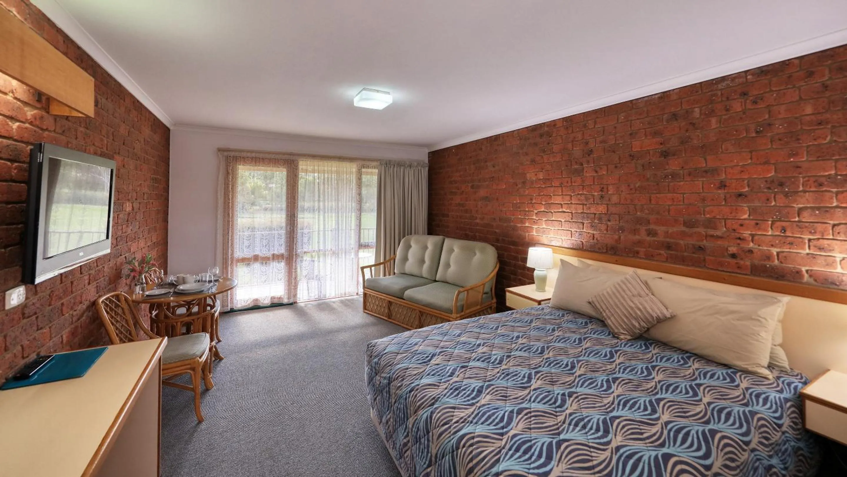 Photo of the whole room, Bed in Tooleybuc Club Motor Inn