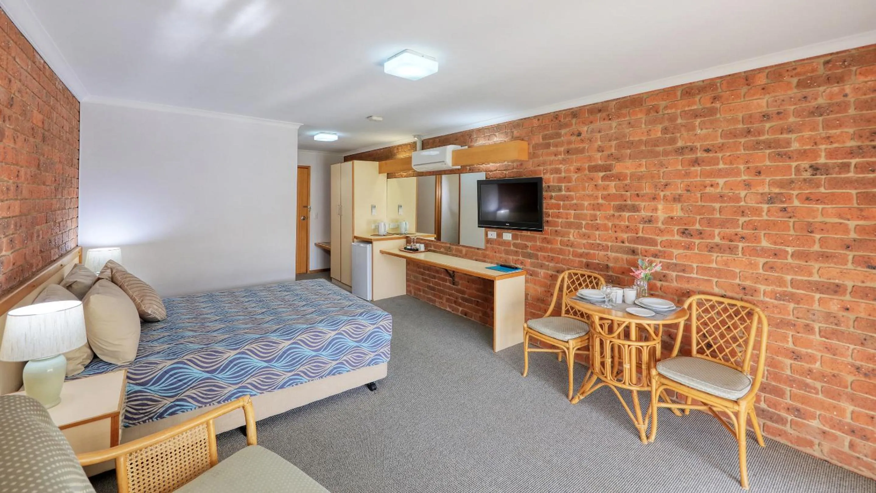 Photo of the whole room, Bed in Tooleybuc Club Motor Inn
