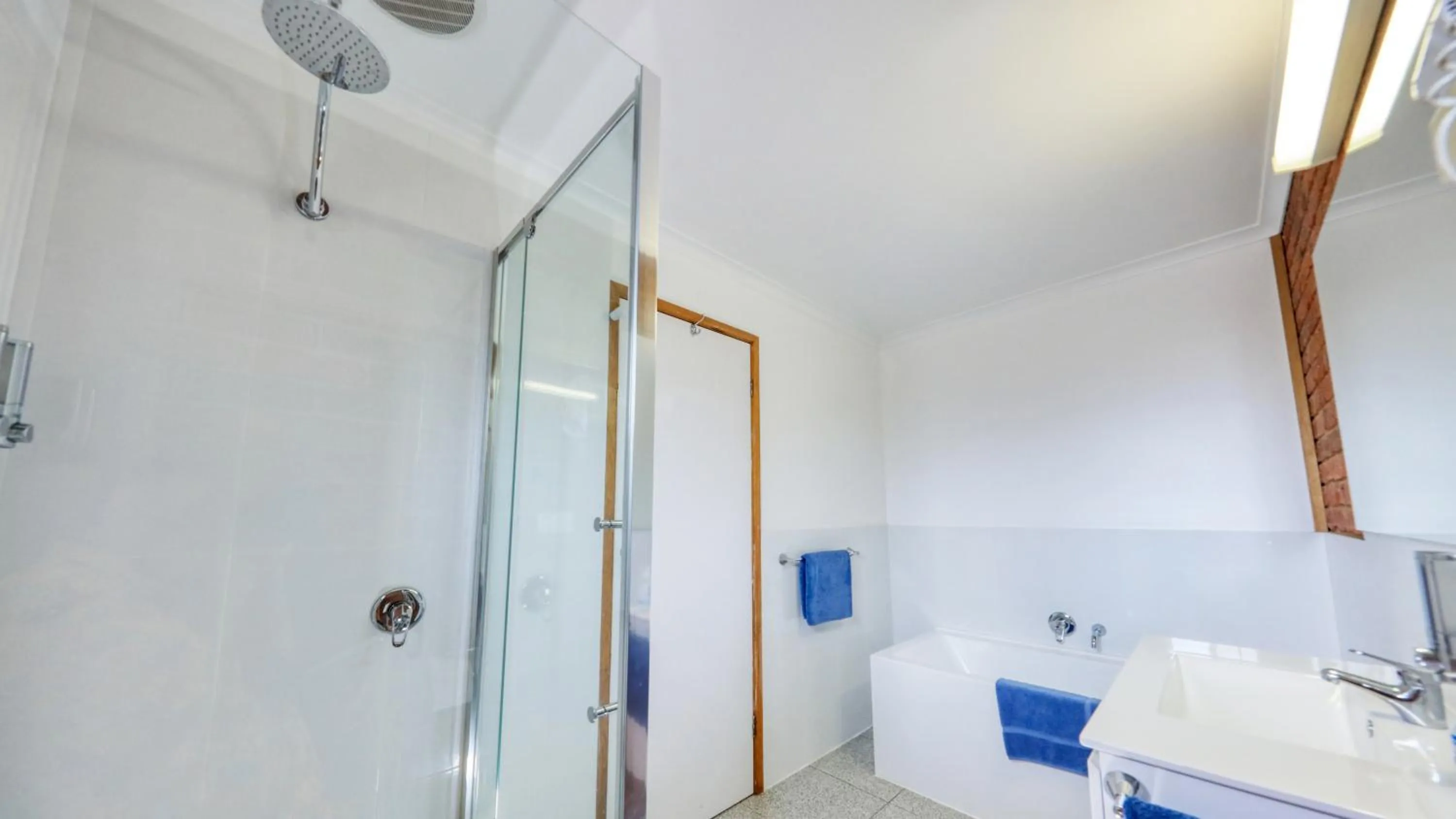 Bathroom in Tooleybuc Club Motor Inn